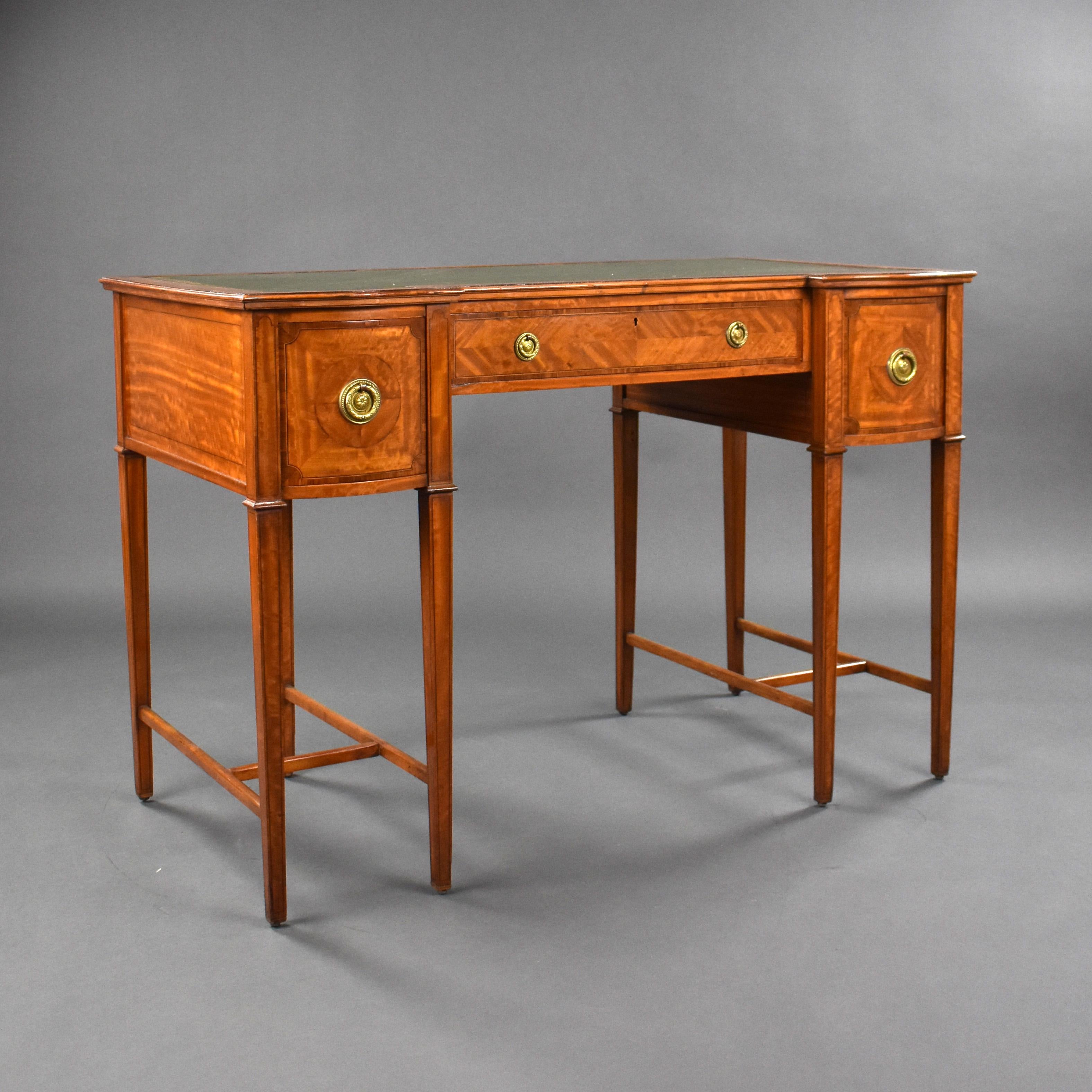 For sale is a good quality Edwardian satinwood writing table, having a green leather insert, decorated with hold tooling, above an arrangement of three drawers each with brass handles. The desk stands on elegant legs united by stretchers. This piece