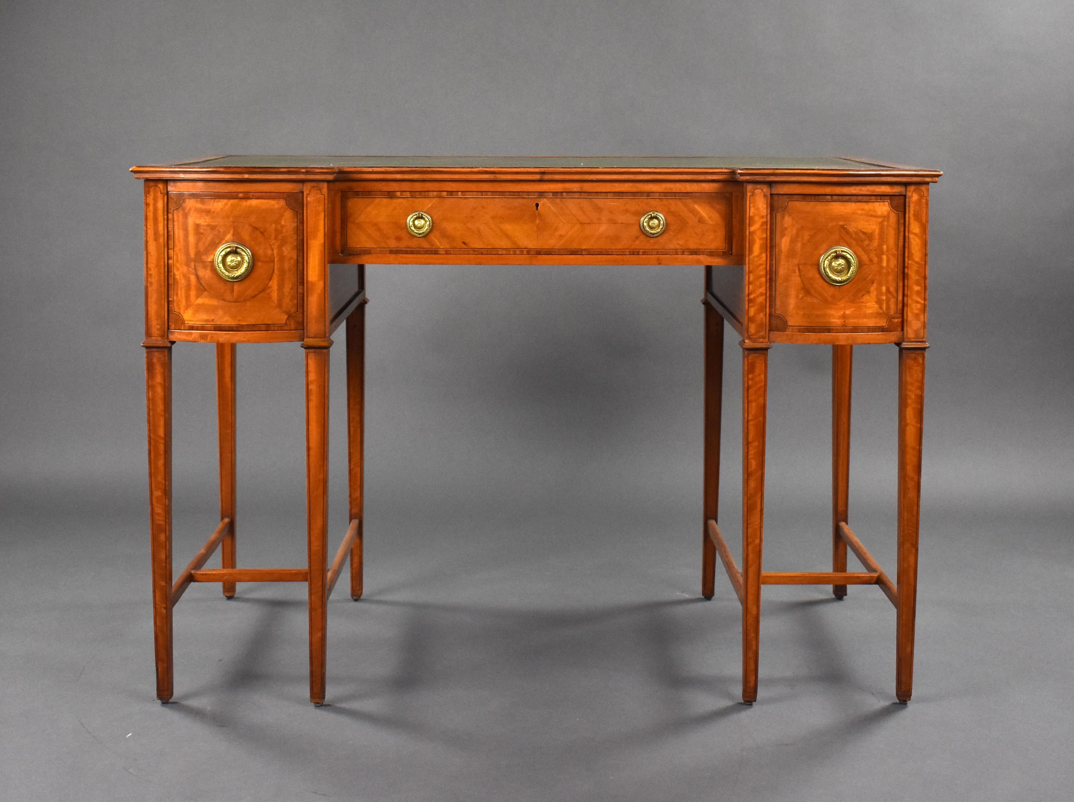 20th Century English Edwardian Satinwood Writing Table In Good Condition In Chelmsford, Essex