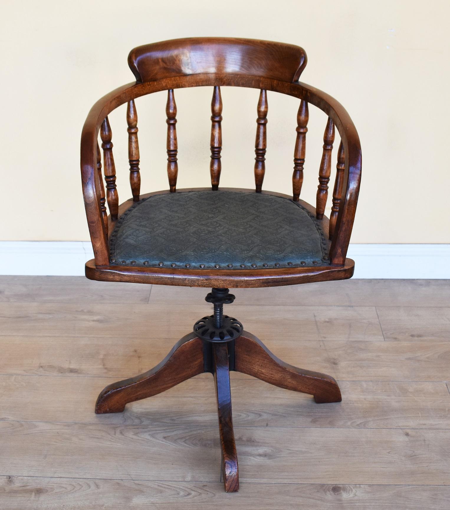 For sale is a good quality Edwardian solid oak Captains chair, having turned spindles in the back, above a green upholstered seat, raised on an adjustable base terminating on four legs. The chair is in very good, original condition. 

Measures: