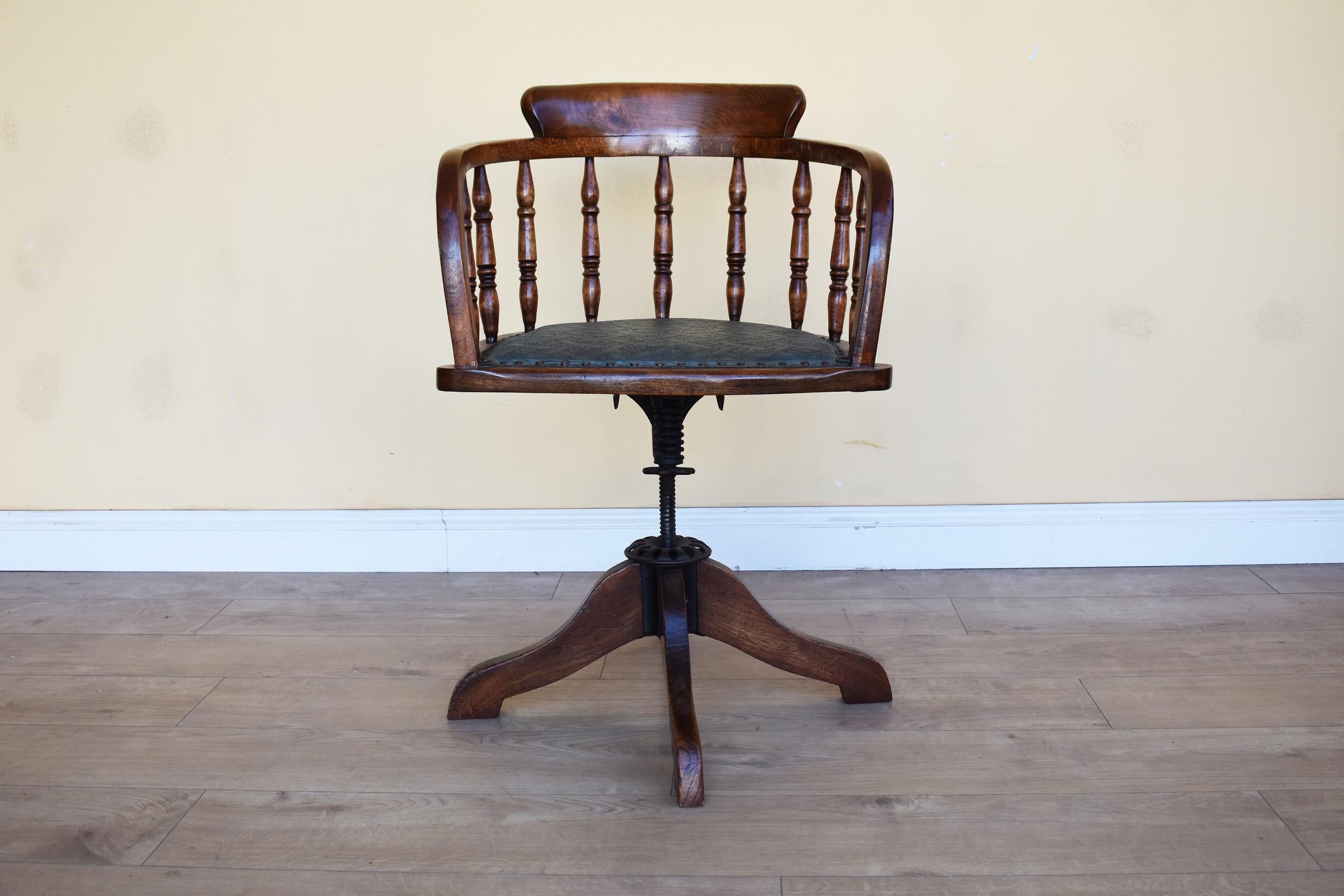 20th Century English Edwardian Solid Oak Swivel Desk Chair In Good Condition In Chelmsford, Essex