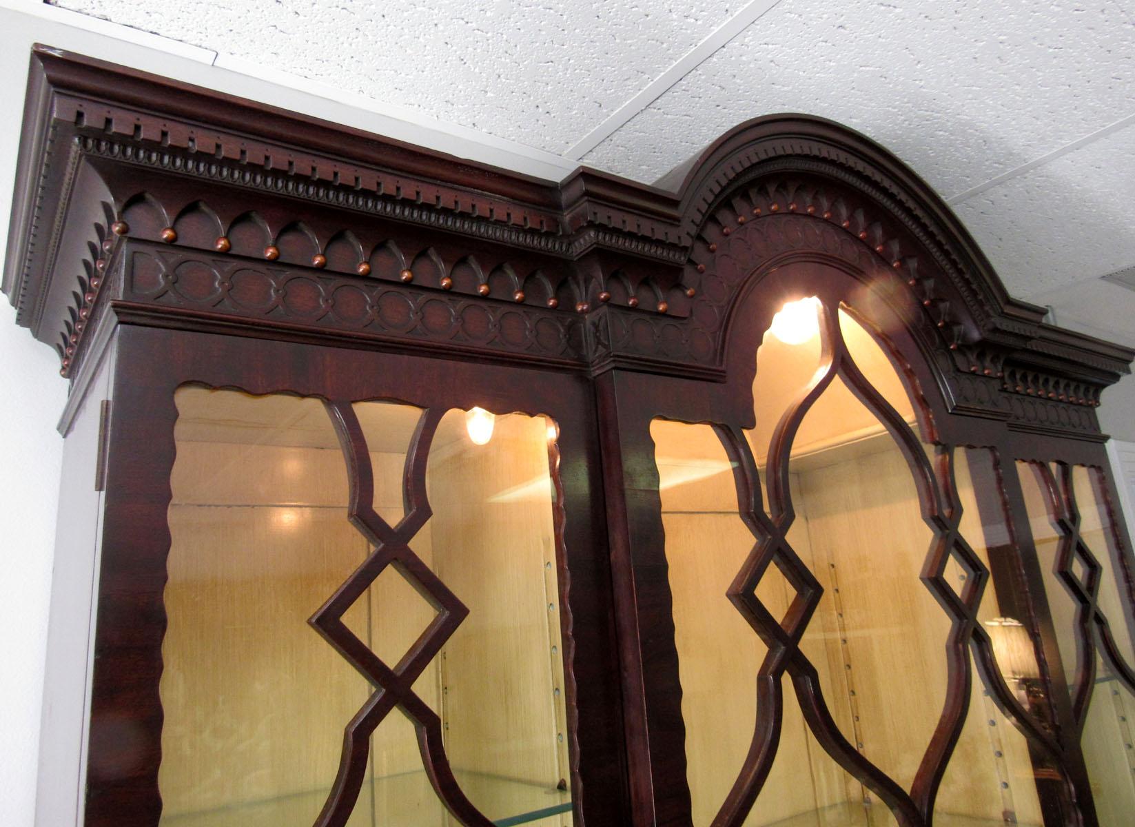 20th Century English Edwardian Style Display Cabinet In Excellent Condition In Dallas, TX