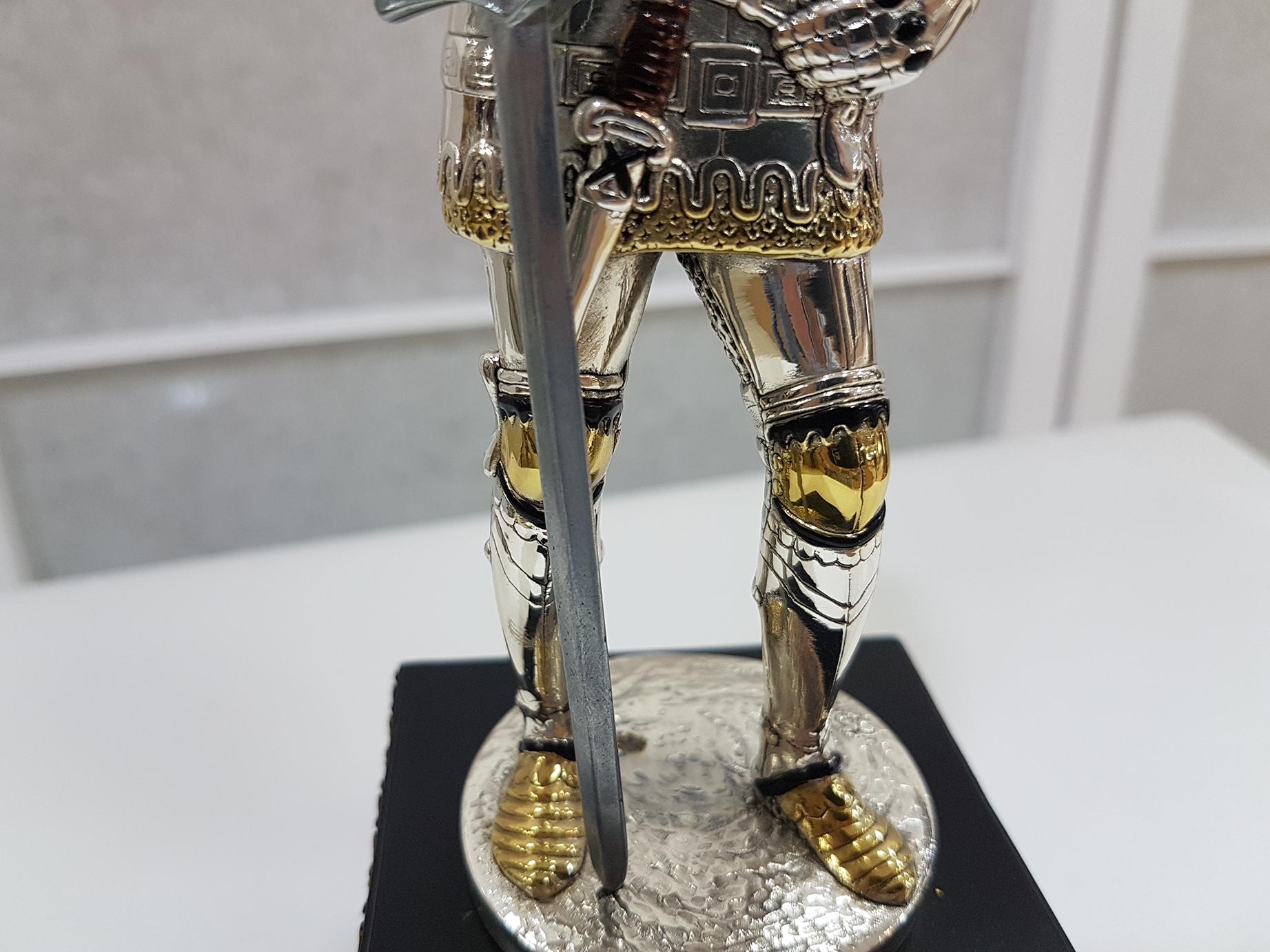 20th Century English Enamelled Sterling Silver Armour on Wood Decorated Base In Excellent Condition For Sale In VALENZA, IT