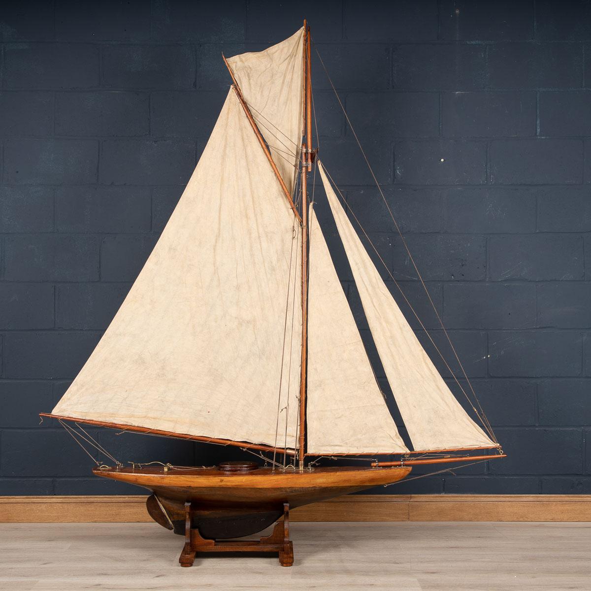 20th Century English Gaff Rigged Racing Pond Yacht, circa 1910 In Good Condition In Royal Tunbridge Wells, Kent