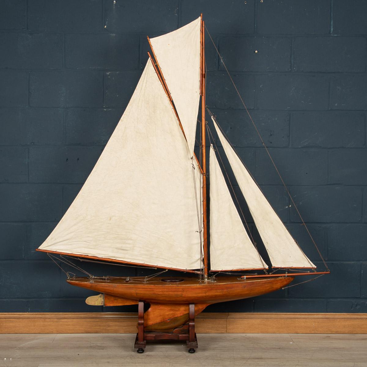 20th Century English Gaff Rigged Racing Wood Pond Yacht, c.1910 In Good Condition In Royal Tunbridge Wells, Kent