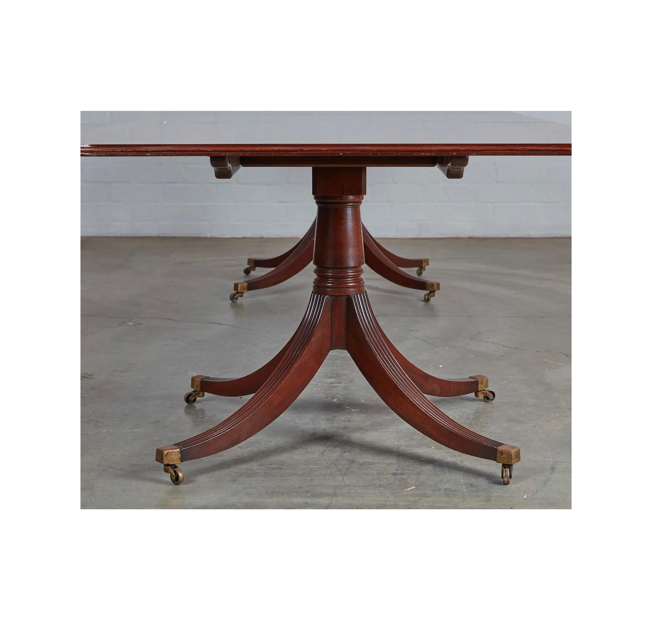 20th Century English Georgian Double Pedestal Mahogany Dining Table  In Good Condition For Sale In Los Angeles, CA