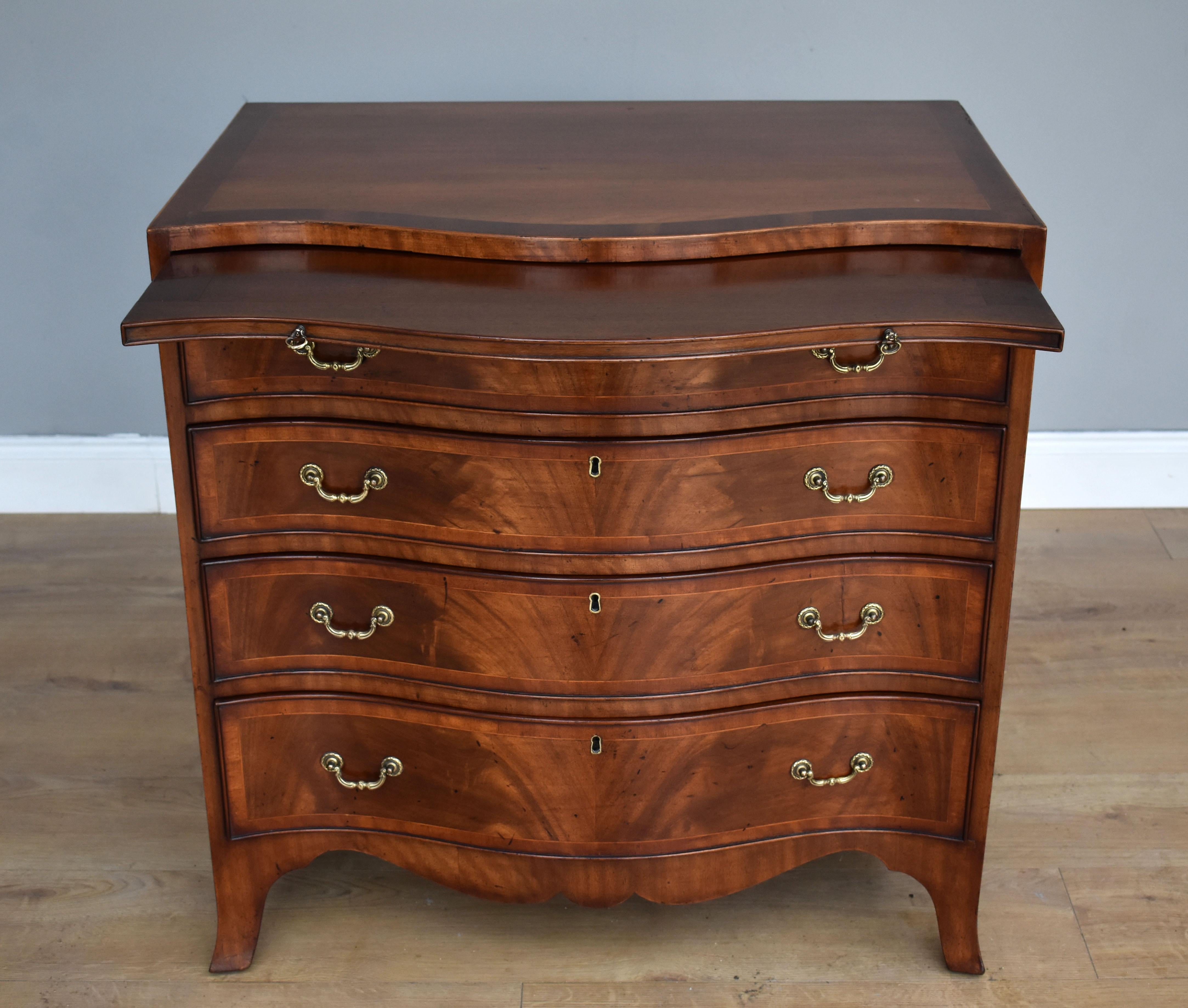 20th Century English Georgian Style Mahogany Serpentine Chest of Drawers In Good Condition In Chelmsford, Essex