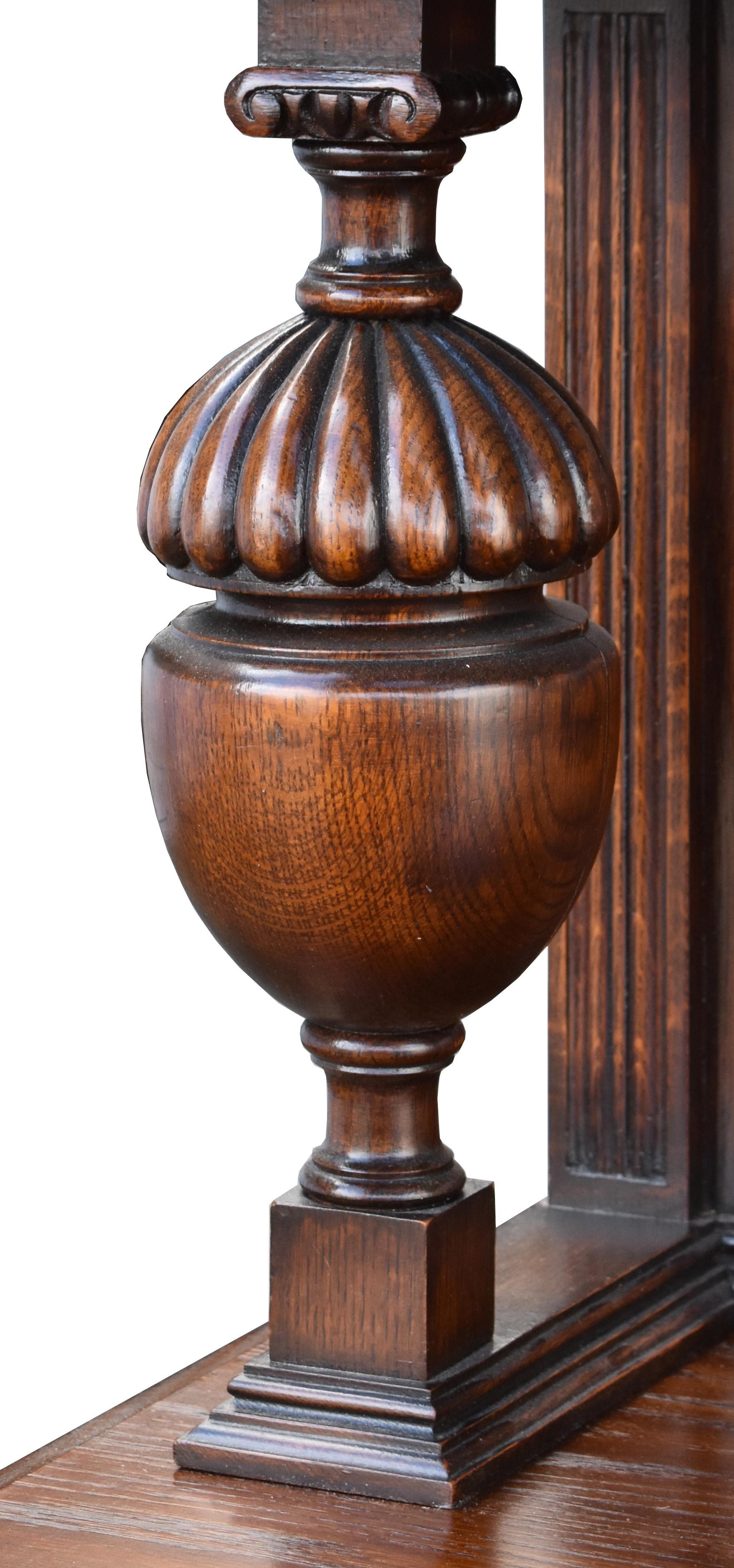 Barra de roble tallada de estilo jacobeo inglés del siglo XX en venta 6