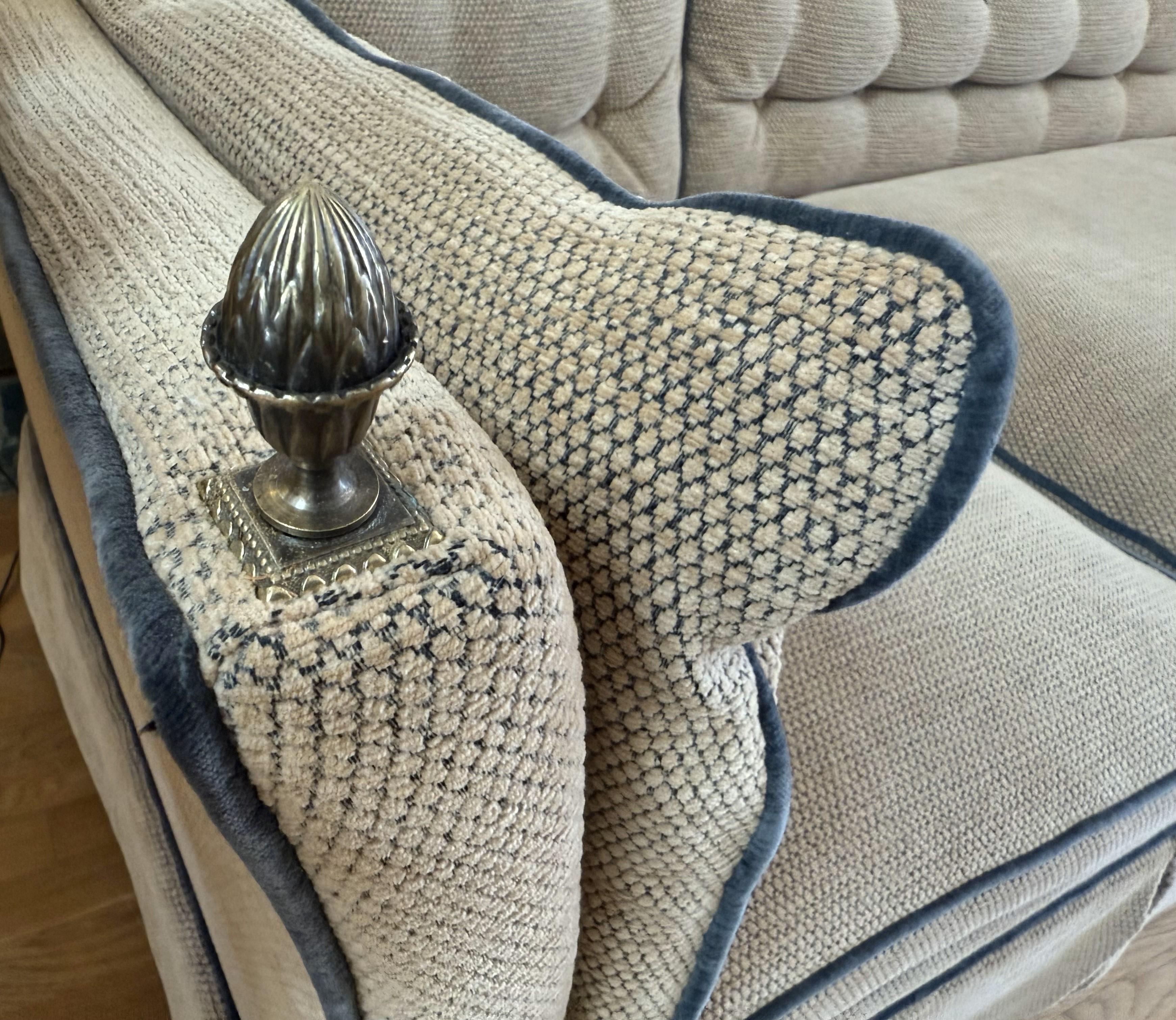 Sofá inglés del siglo XX de estilo Knole con tapicería acolchada y remates en Bueno estado para la venta en Middleburg, VA