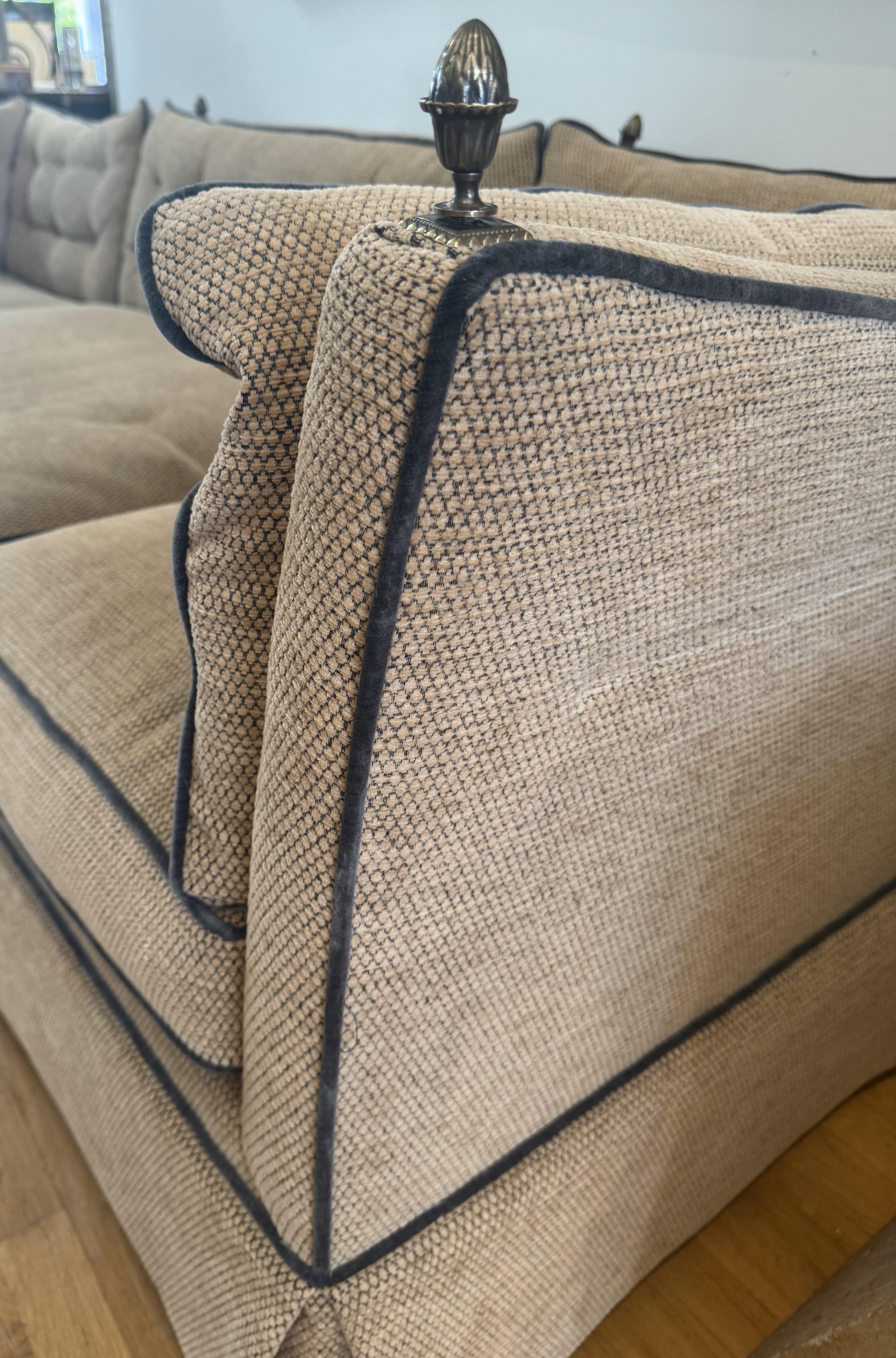 Sofá inglés del siglo XX de estilo Knole con tapicería acolchada y remates en venta 2