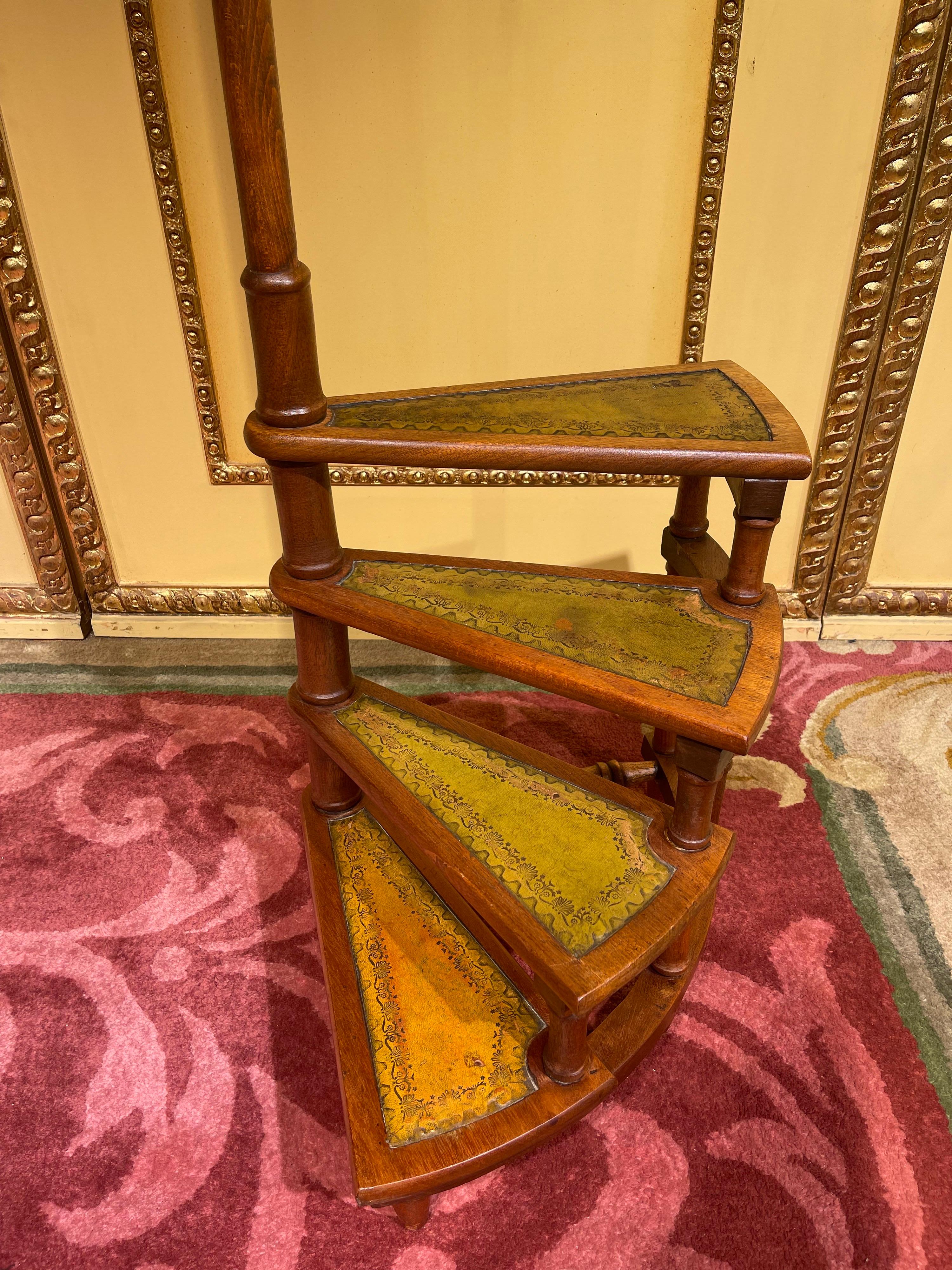 20th century English leather library step or stairs / stepladder, Victorian

Solid wood mahogany stained. English library manager / stepladder 20th century, Victorian. Four step with classic leather plate and gold embossing. Library stairs,