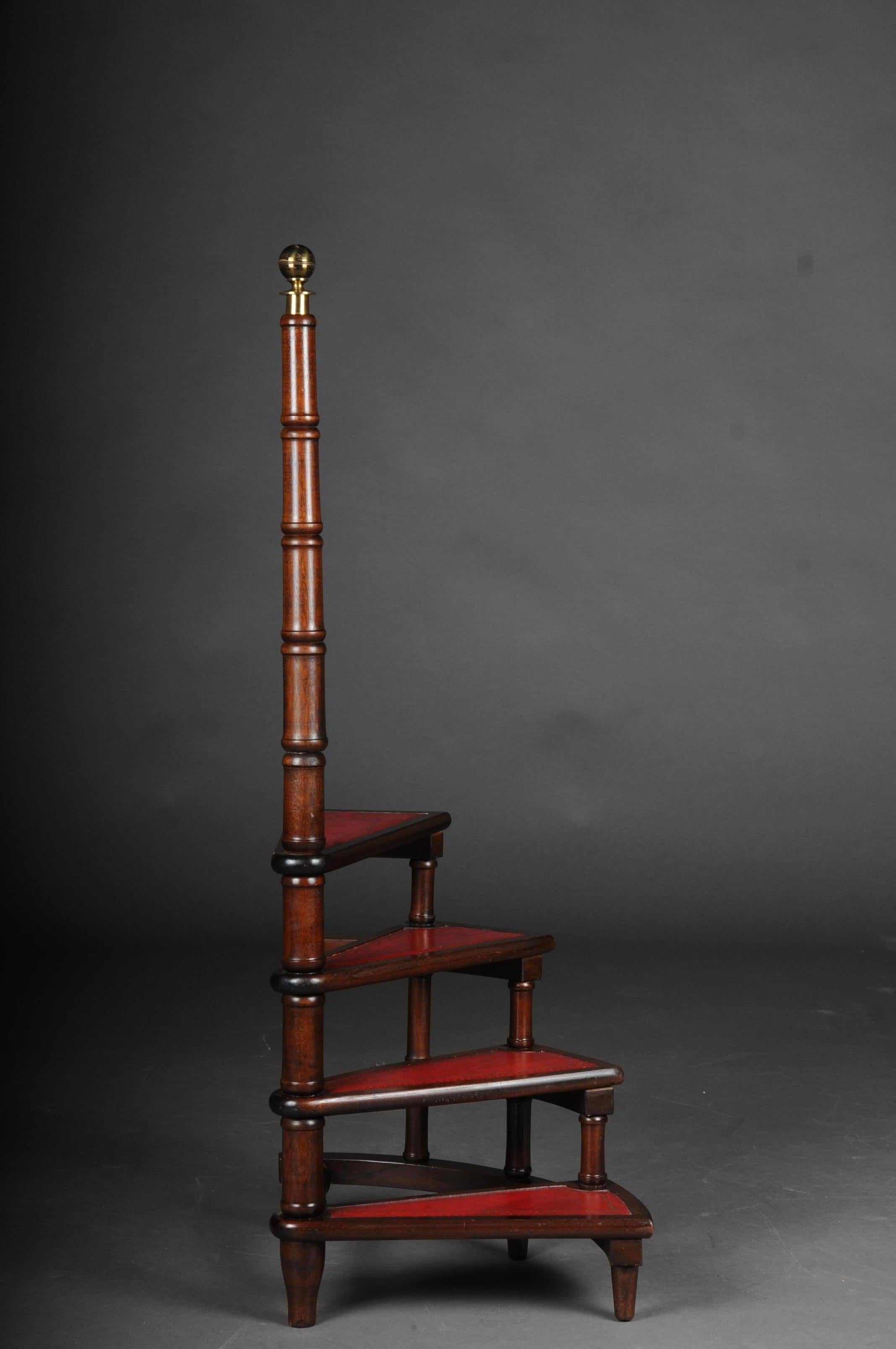 20th century English leather library step or stairs / stepladder, Victorian

Solid mahogany wood. English library manager / stepladder 20th century, Victorian. Four step with classic red leather plate and gold embossing. Library stairs, England,