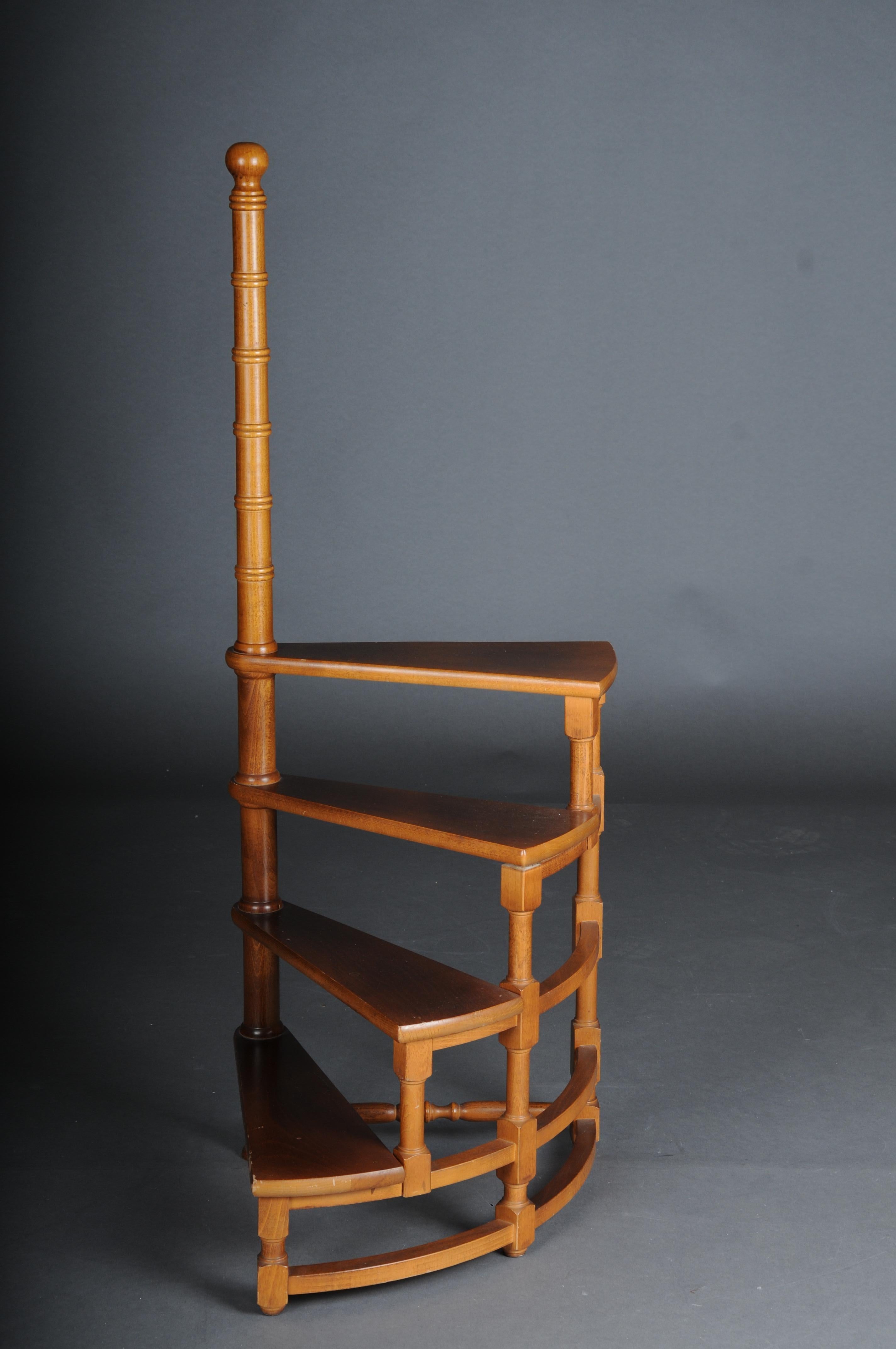 20th Century English leather library step or stairs / stepladder, Victorian.

Solid wood mahogany stained. English library manager / stepladder 20th century, Victorian. Four step with. Library stairs, England, 20th century.