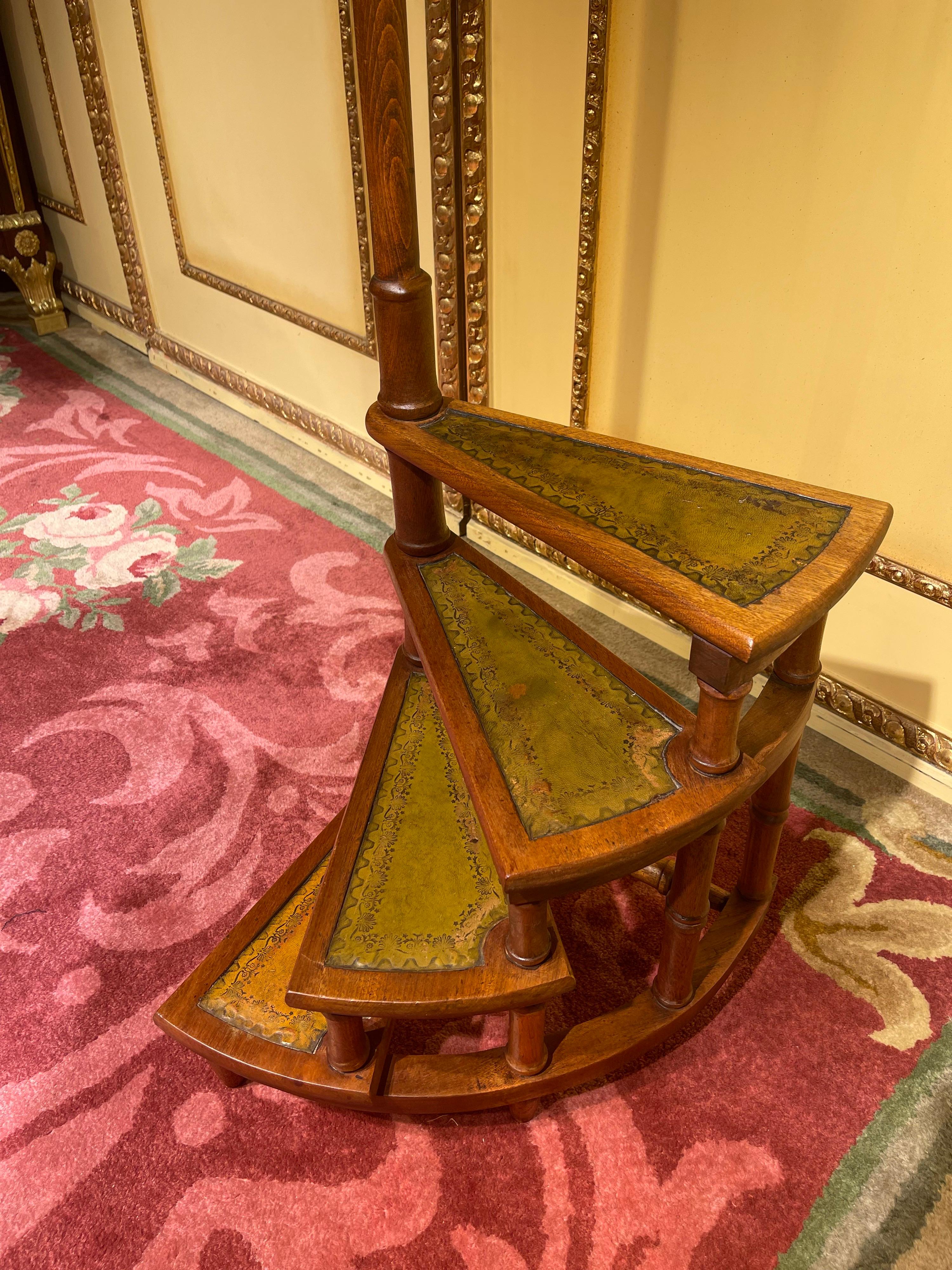 Tacheté Fauteuil de bibliothque ou escalier en cuir anglais du XXe sicle, style victorien en vente