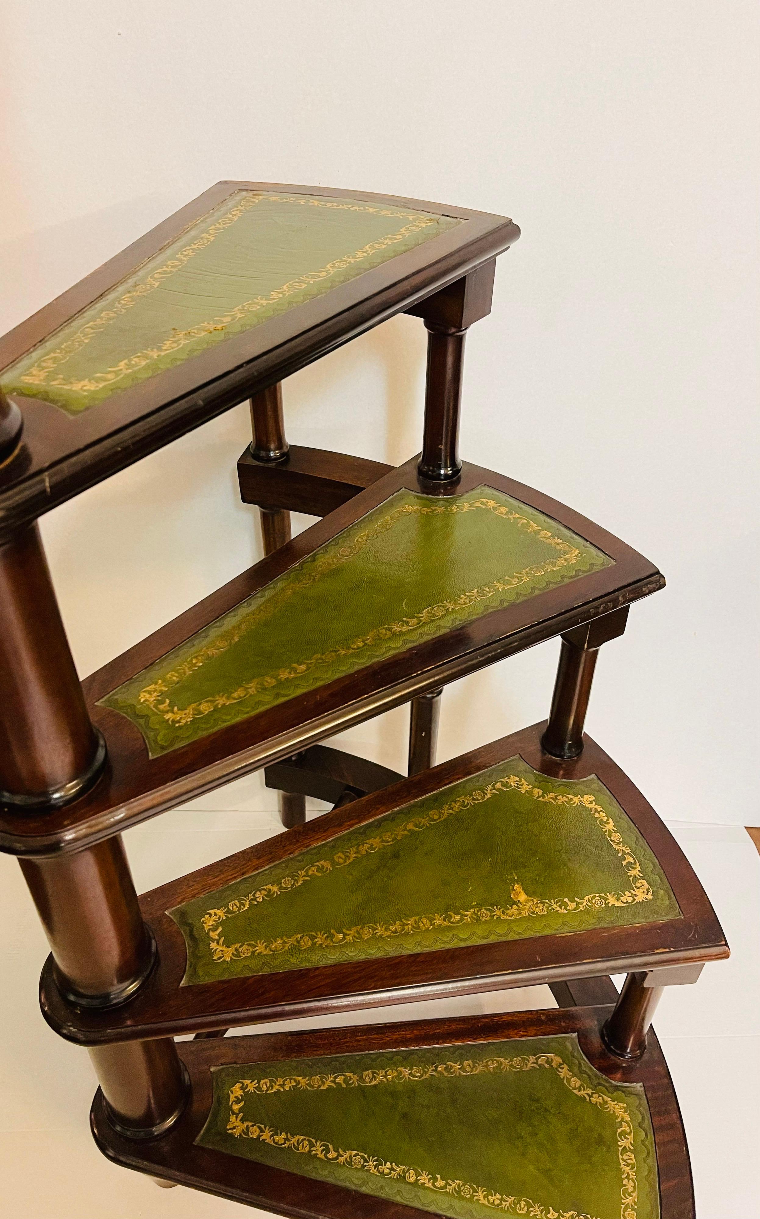 20th Century English Leather Library Step or Stairs / Stepladder, Victorian In Good Condition In Berlin, DE
