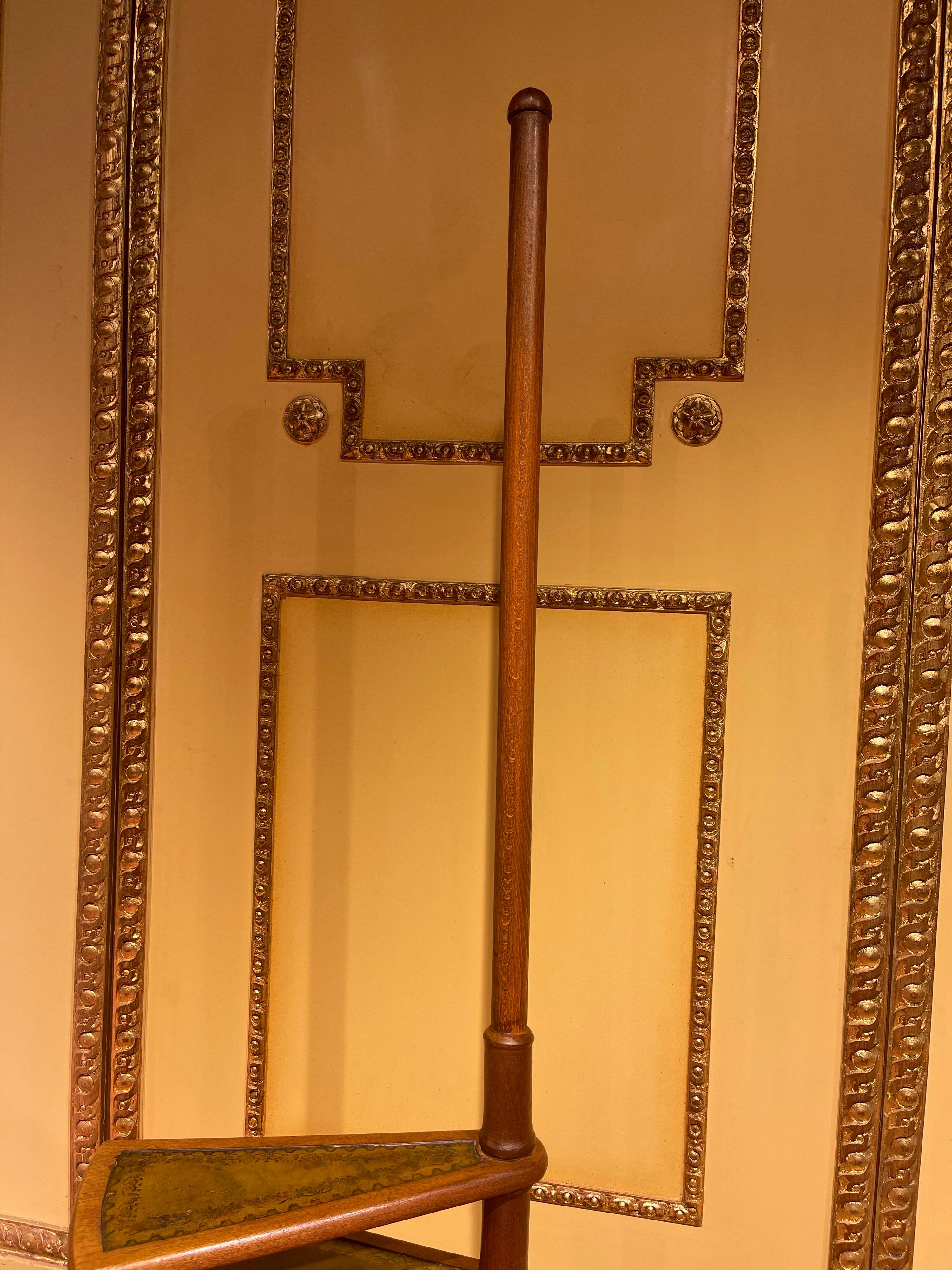 20ième siècle Fauteuil de bibliothque ou escalier en cuir anglais du XXe sicle, style victorien en vente
