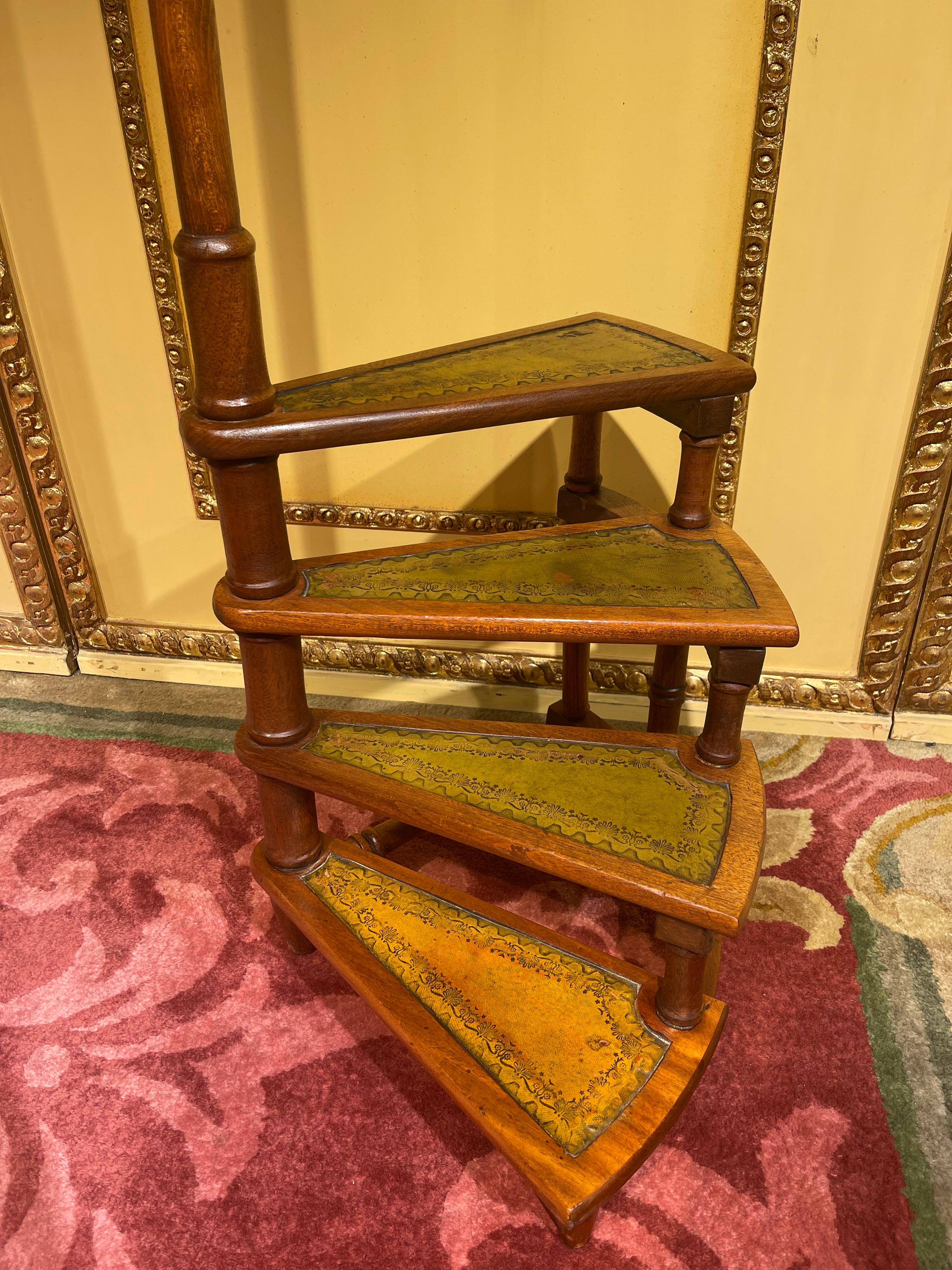 Fauteuil de bibliothque ou escalier en cuir anglais du XXe sicle, style victorien en vente 1