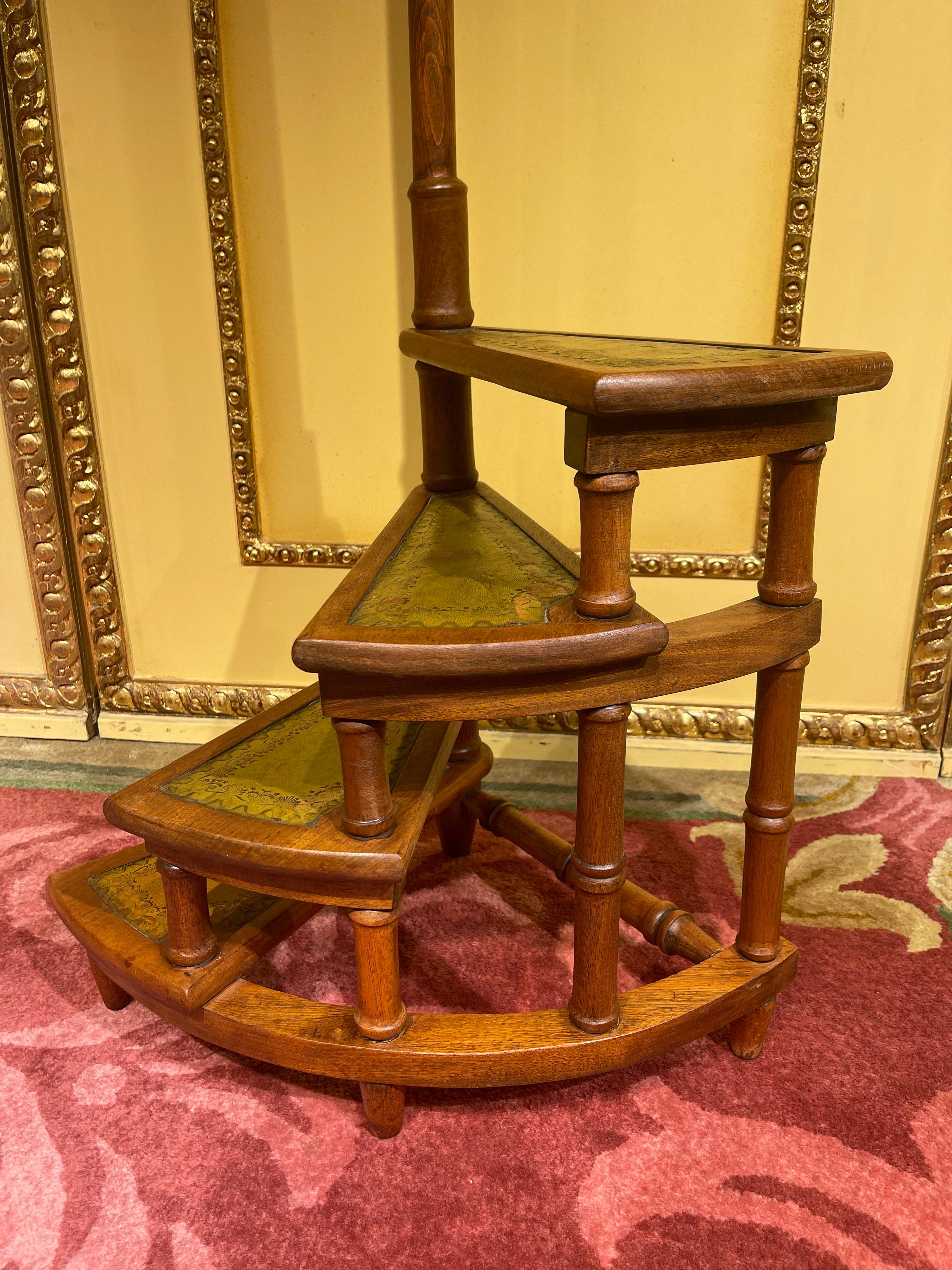 20th Century English Leather Library Step or Stairs / Stepladder, Victorian For Sale 4
