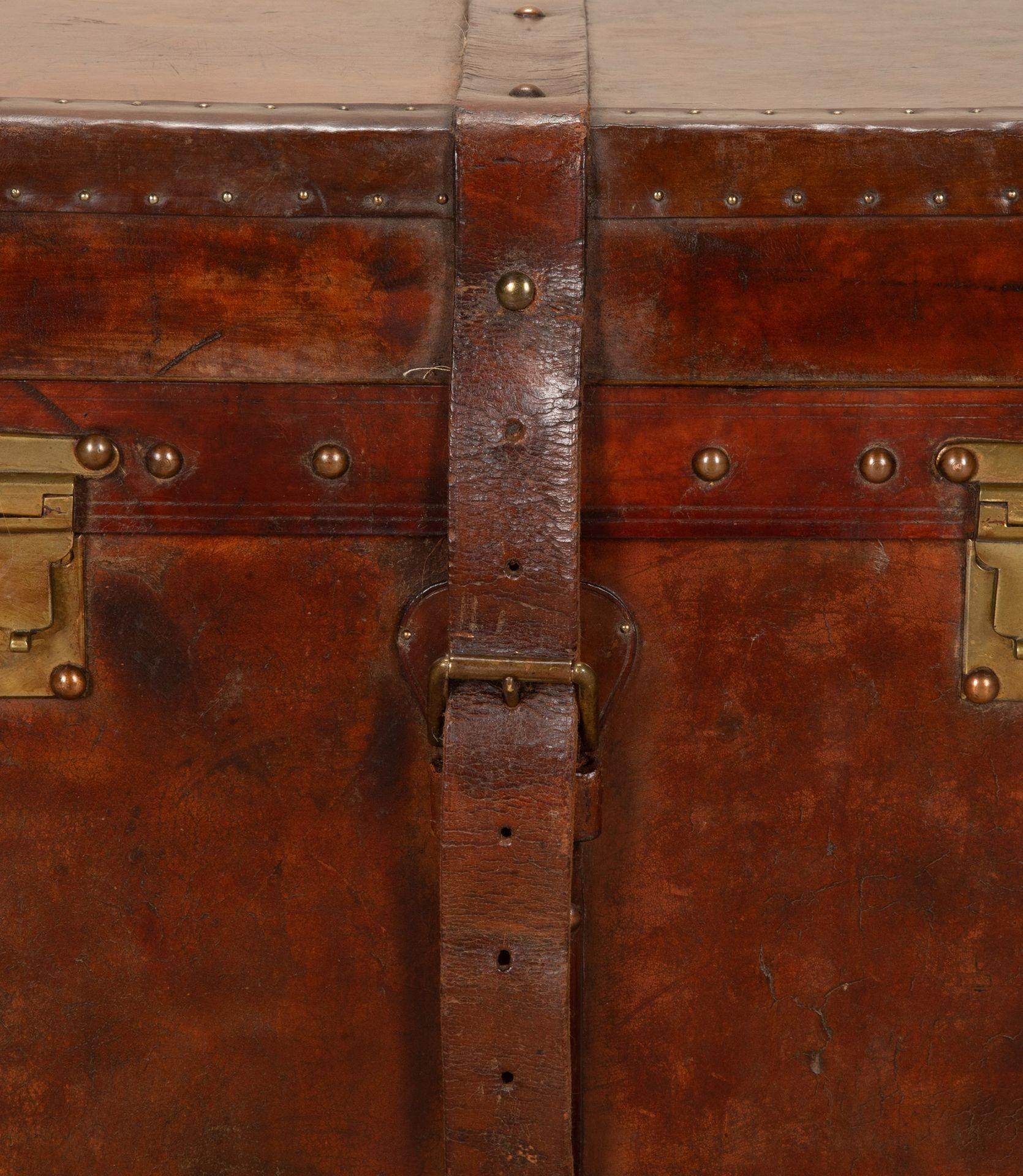 20th Century English Leather Trunk For Sale 5