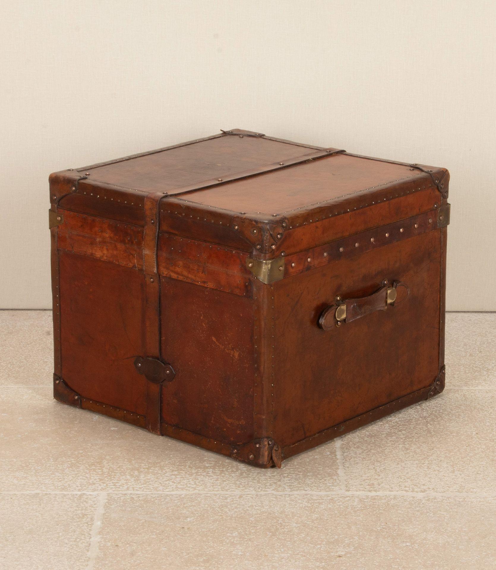 20th Century English Leather Trunk In Good Condition For Sale In Gloucestershire, GB