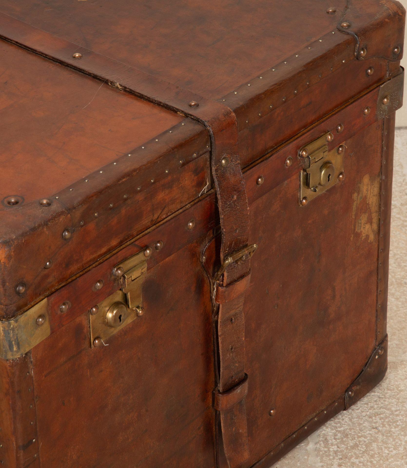 20th Century English Leather Trunk For Sale 1