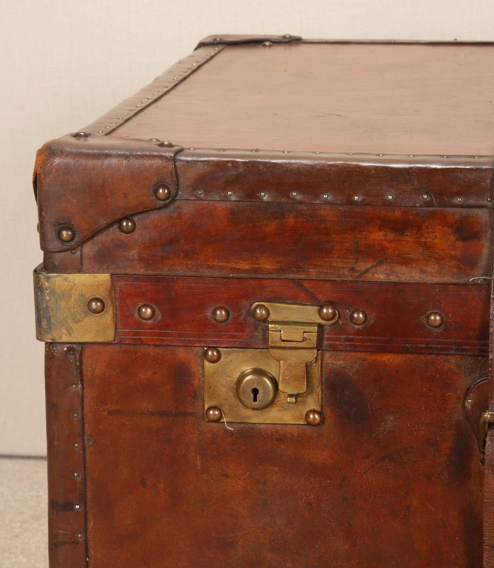 20th Century English Leather Trunk For Sale 3