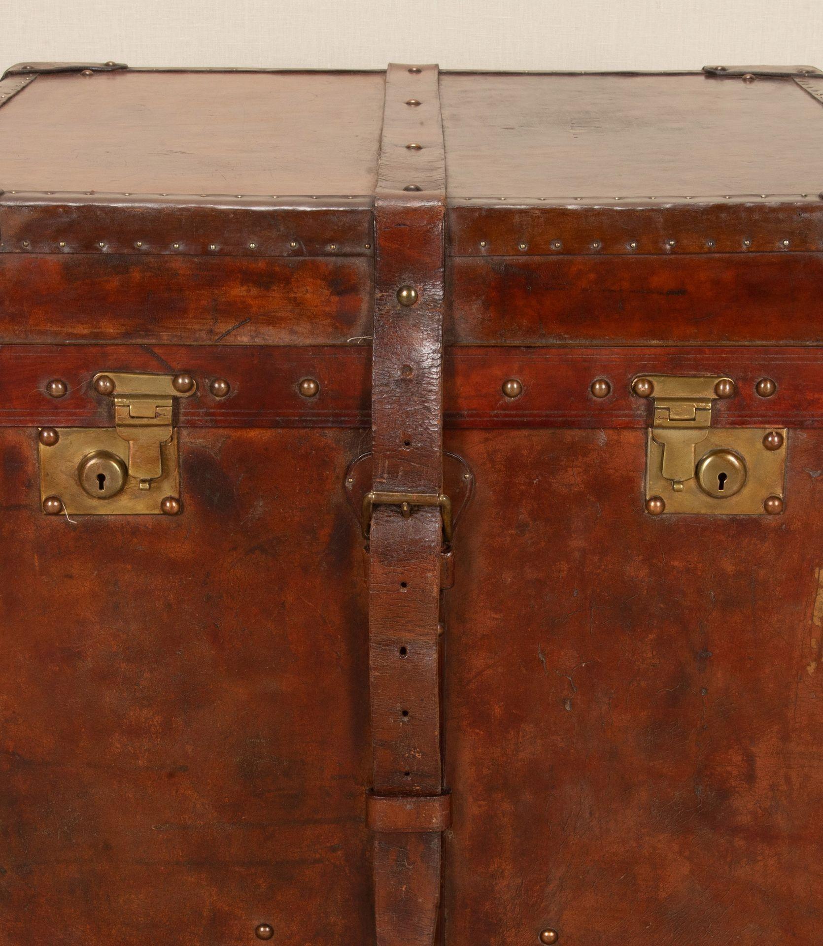 20th Century English Leather Trunk For Sale 4