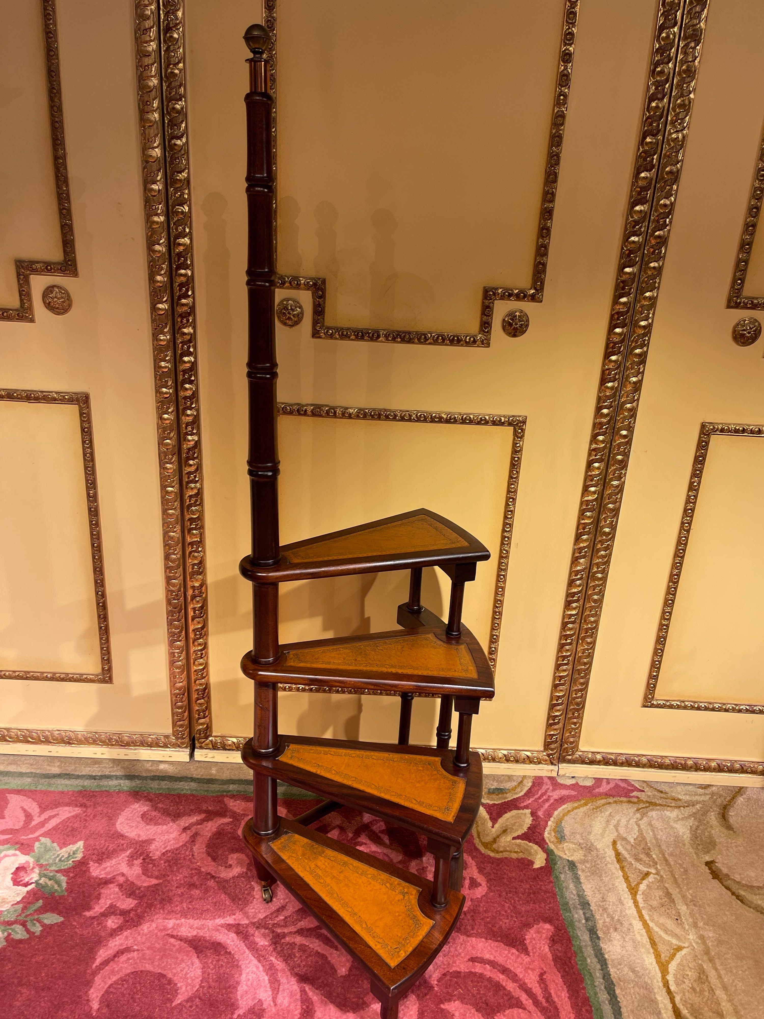 20th century English leather library step or stairs / stepladder, Victorian with casters

Solid wood mahogany stained. English library manager / stepladder 20th century, Victorian. Four step with classic leather plate and gold embossing. Library