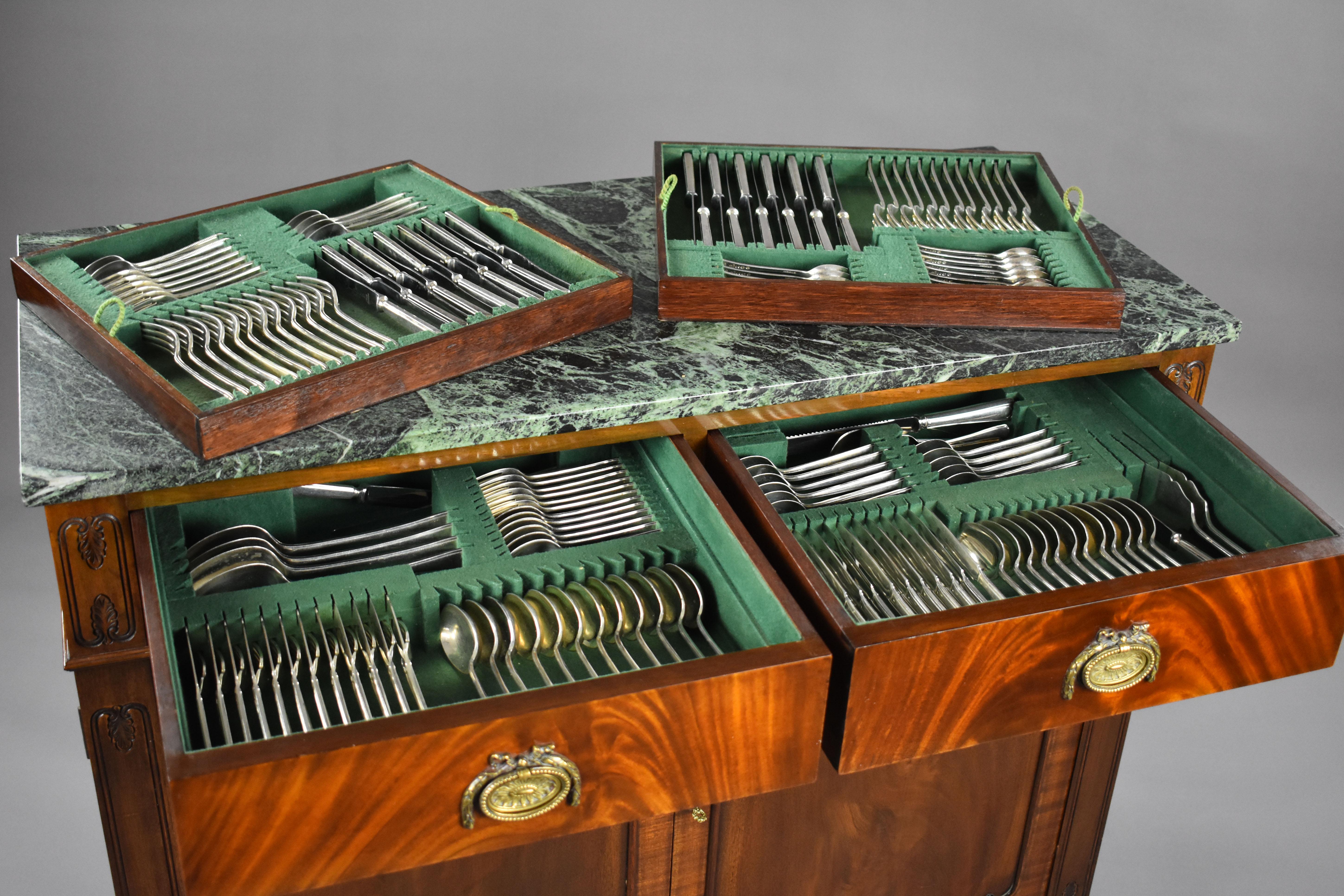 Meuble de rangement à couverts anglais en acajou du XXe siècle 3