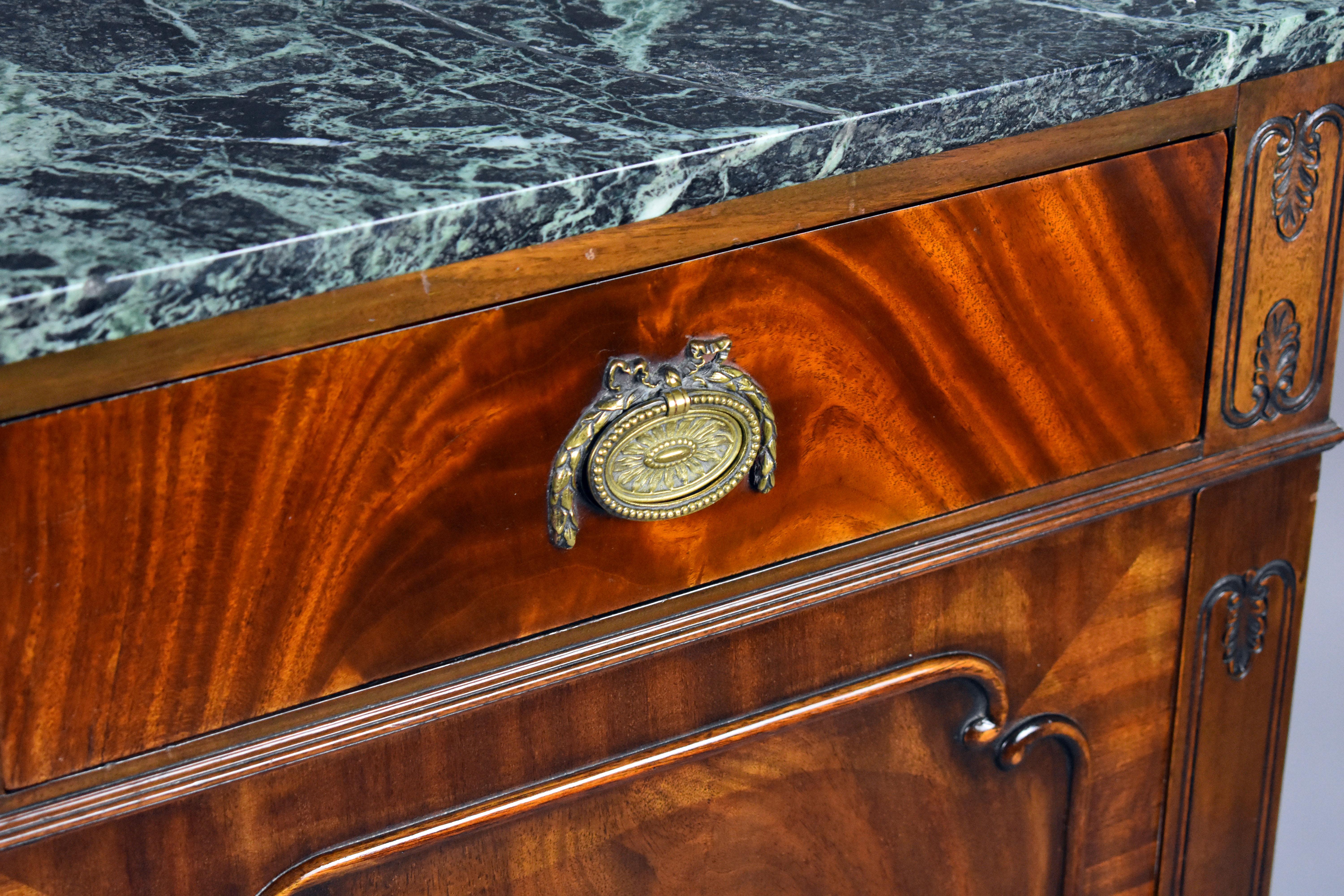Meuble de rangement à couverts anglais en acajou du XXe siècle 5