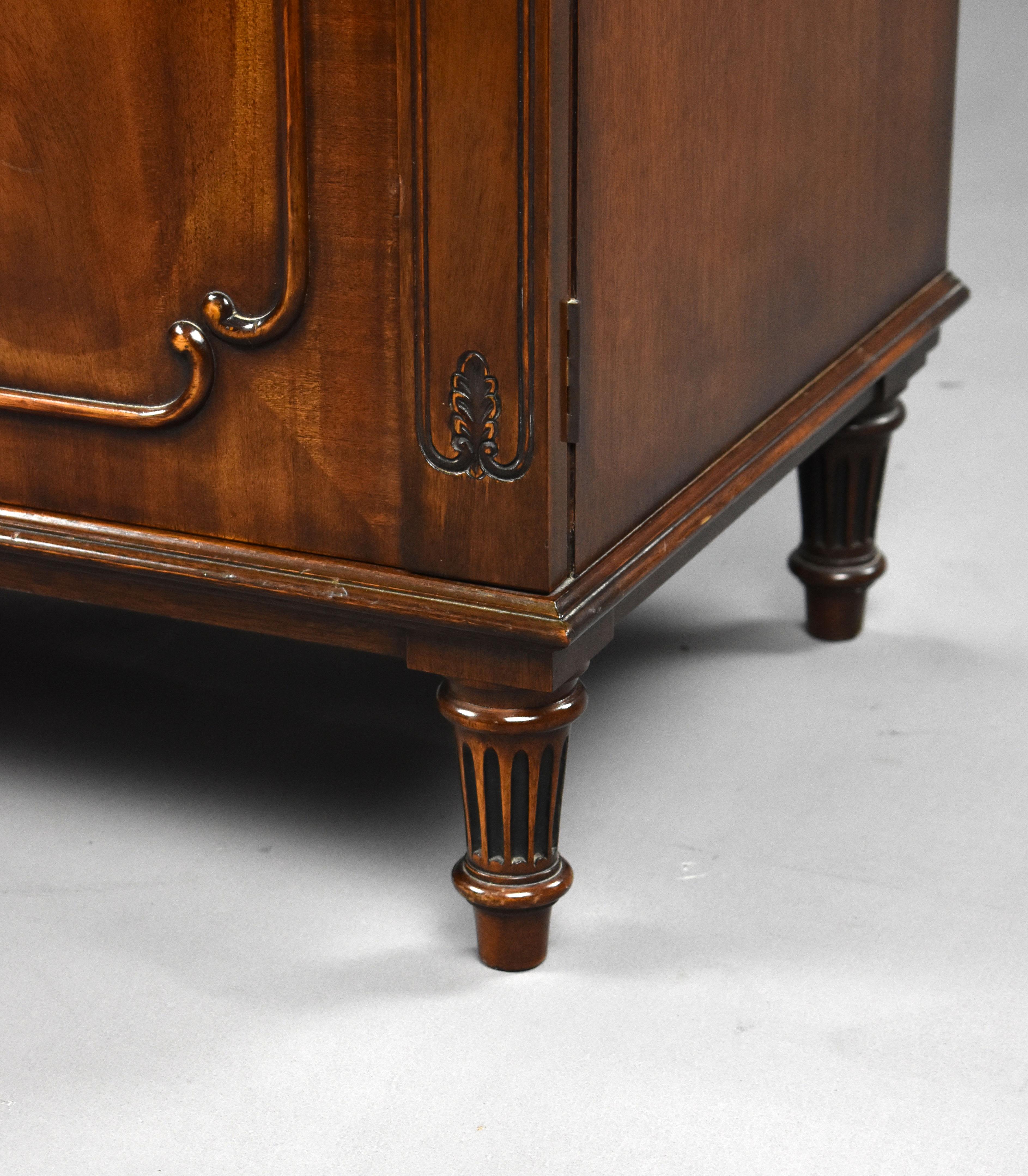 Meuble de rangement à couverts anglais en acajou du XXe siècle 6