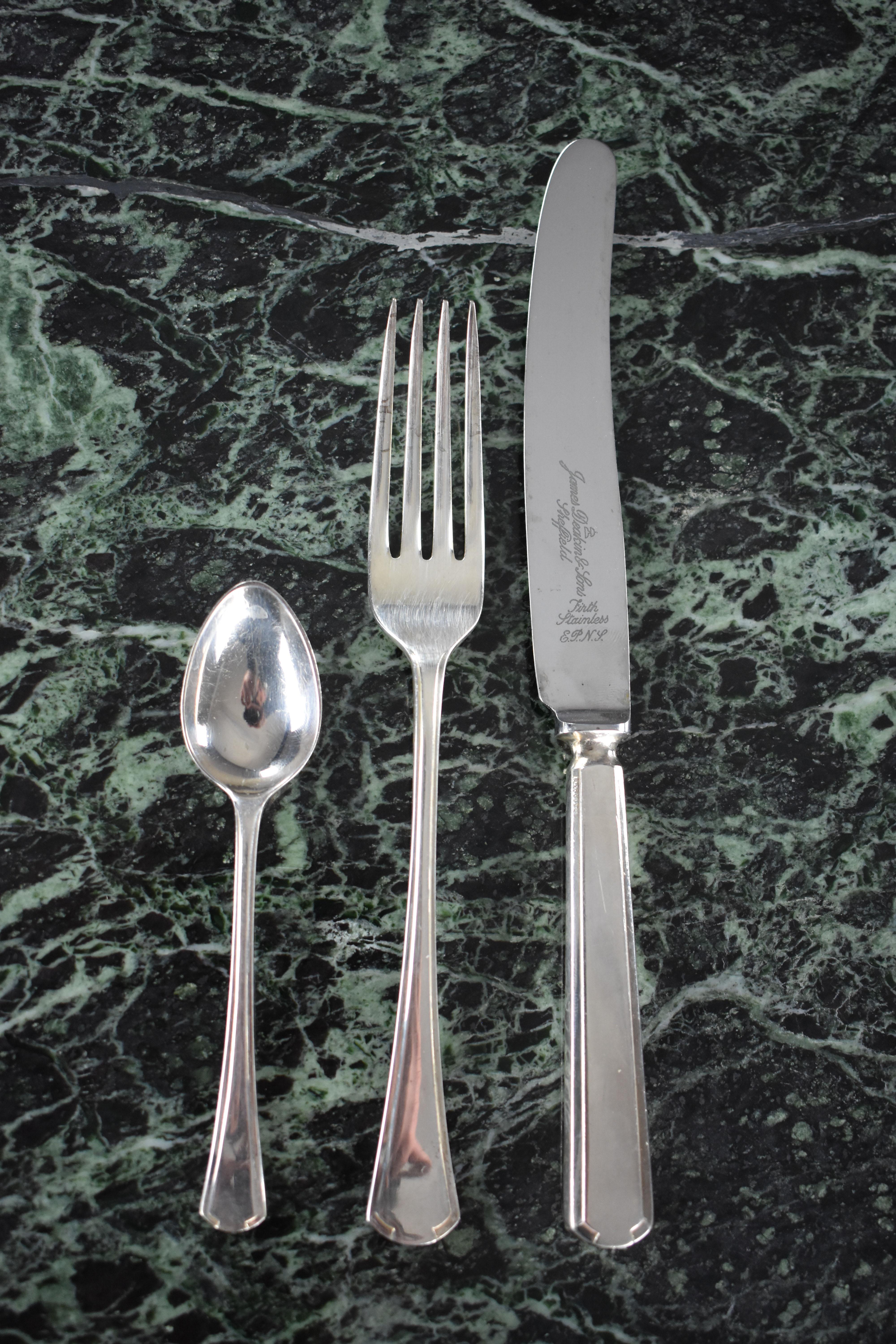 Meuble de rangement à couverts anglais en acajou du XXe siècle 7