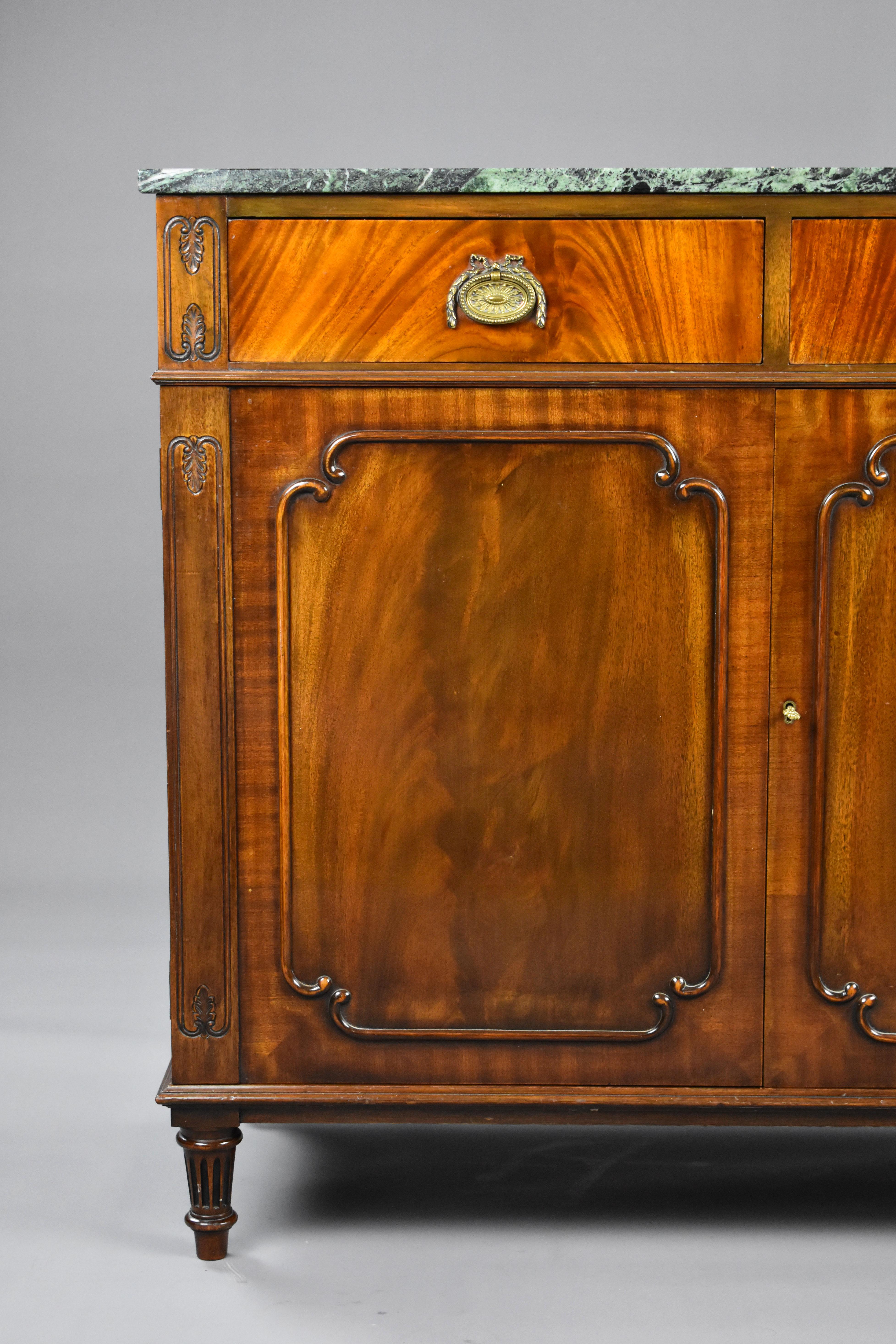 Anglais Meuble de rangement à couverts anglais en acajou du XXe siècle