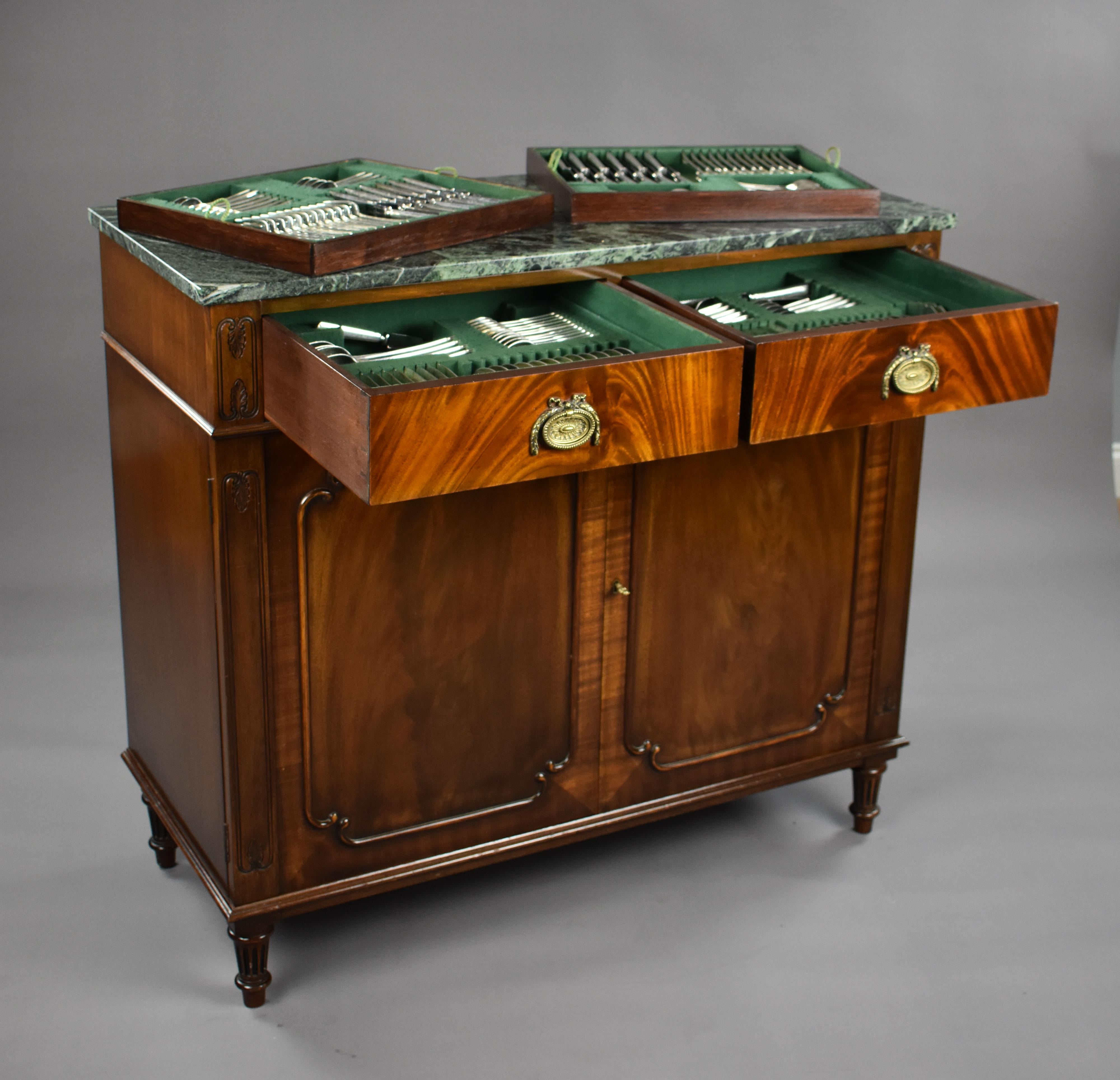 Meuble de rangement à couverts anglais en acajou du XXe siècle 2