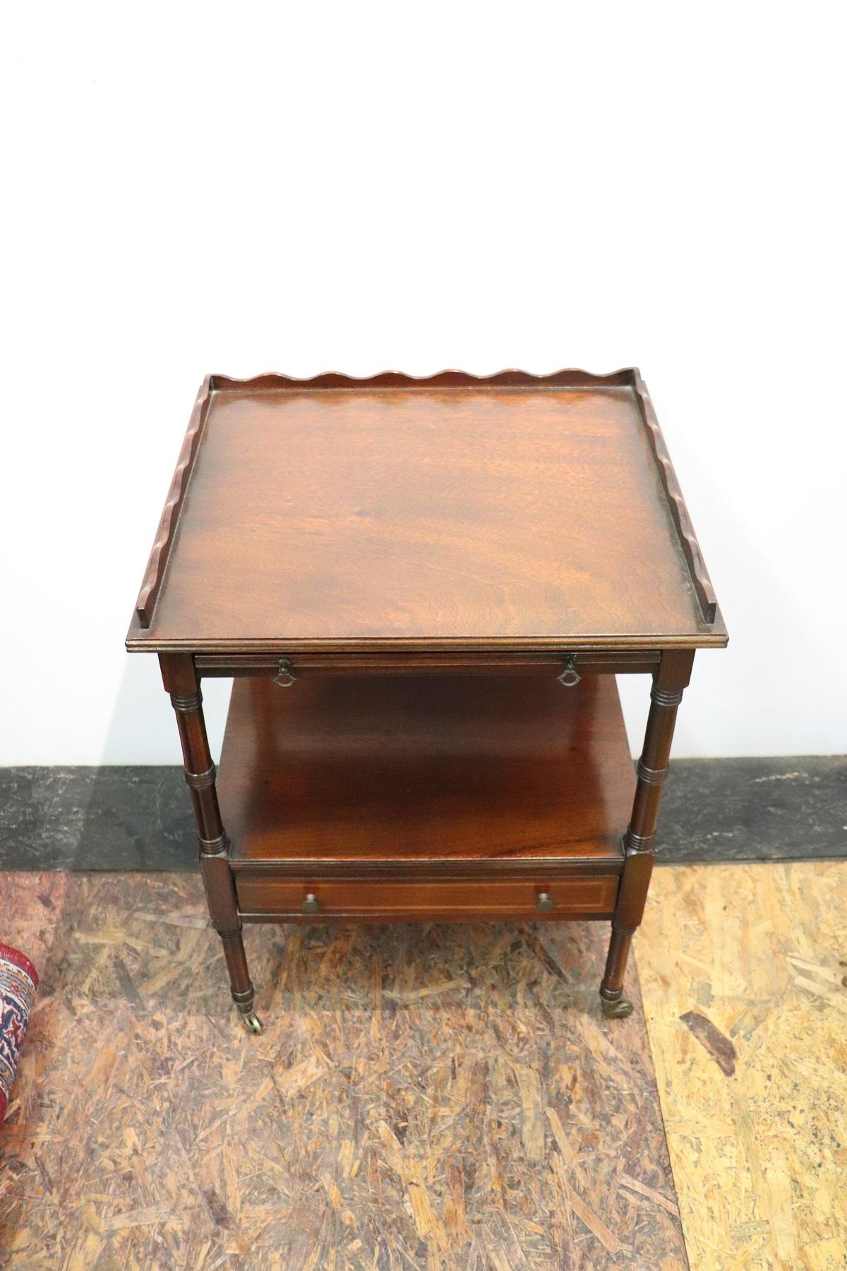 Beautiful English table in mahogany ideal made to be positioned in the middle of the room. Elegant turned legs, two comfortable tops to support and a removable top. In the lower part a comfortable drawer. This table is perfect in your living room to