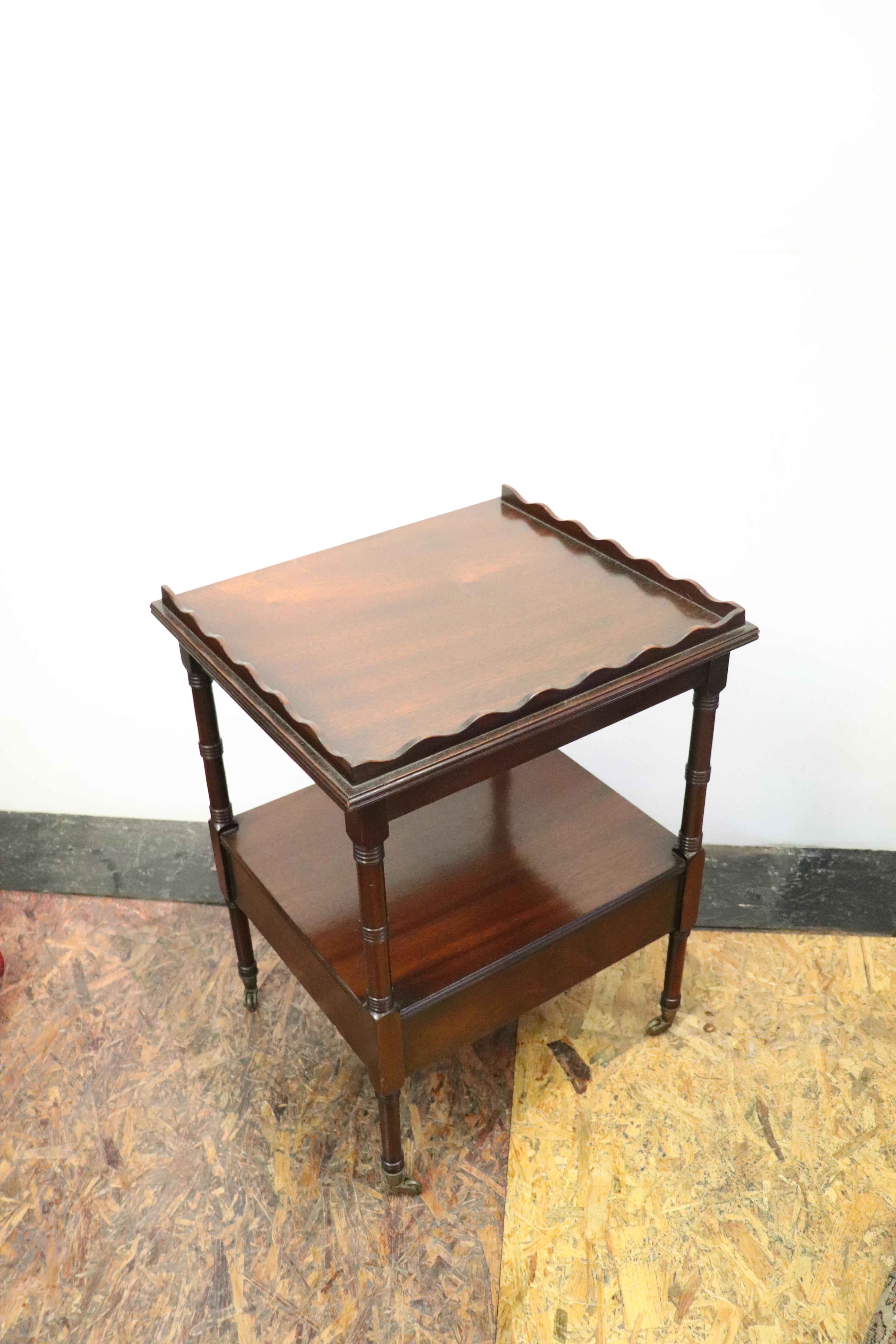 20th Century English Mahogany Wood Side Table or Cocktail Table 4