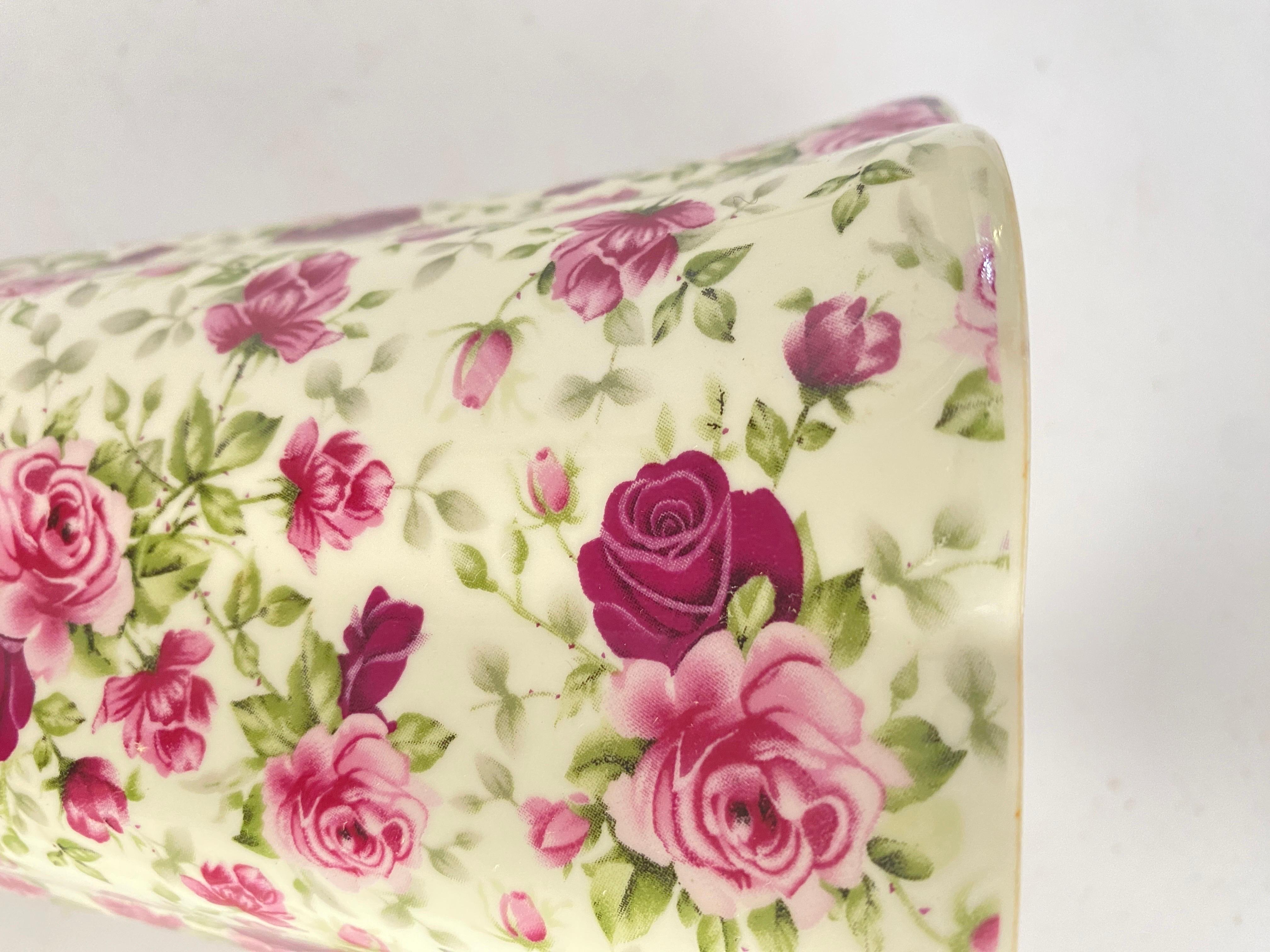 Es ist ein bemalter Keramikkrug in der Farbe Rosa. Es wurde im 20. Jahrhundert in England hergestellt. Er steht für Rosen.