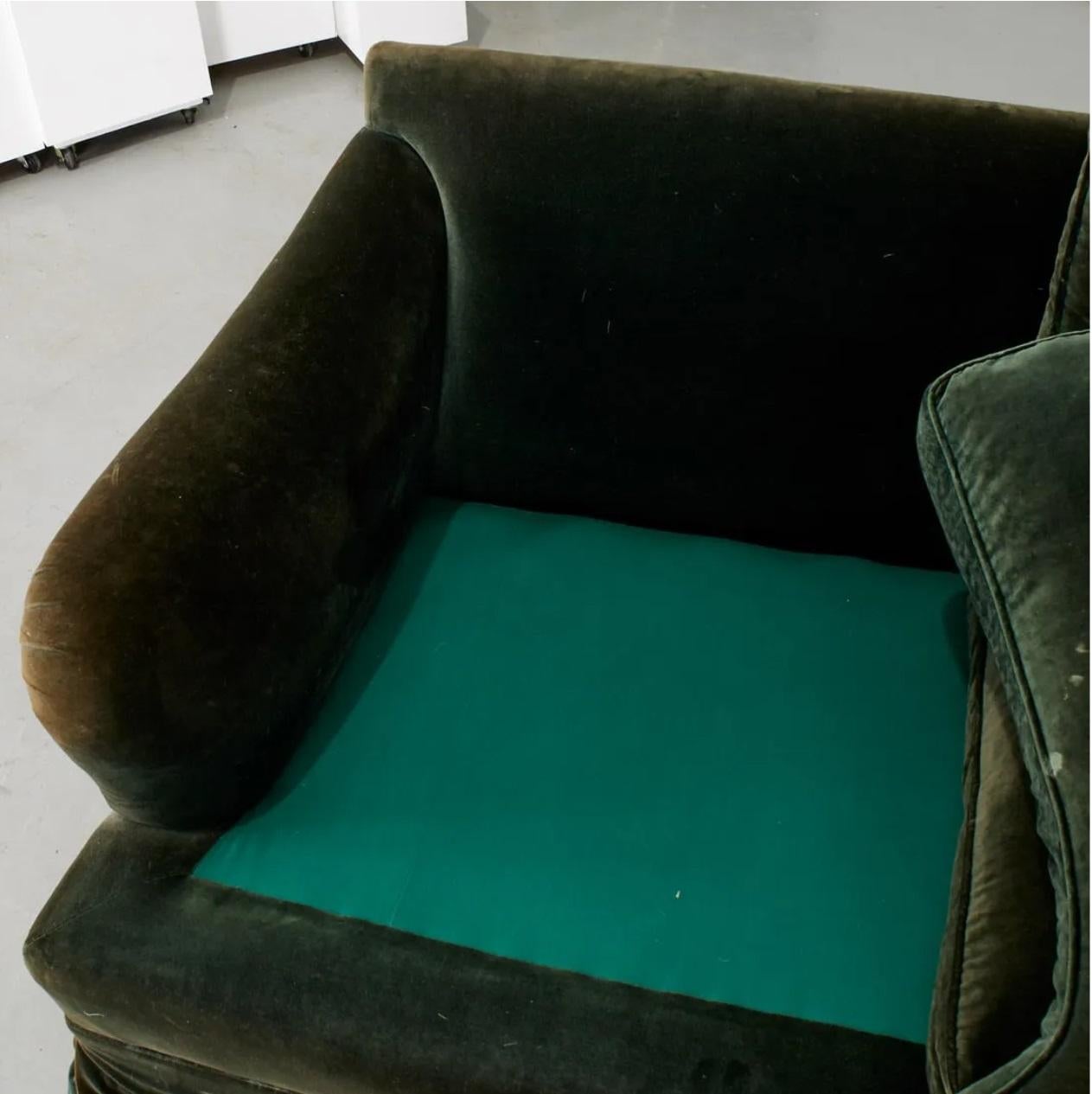 20th Century English Moss Green Velvet Upholstered 3-Seat Saddle Arm Sofa (Polster) im Angebot