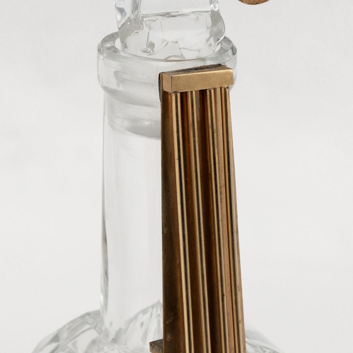 Carafe anglaise du 20e siècle en verre taillé en forme de double Bass en vente 3