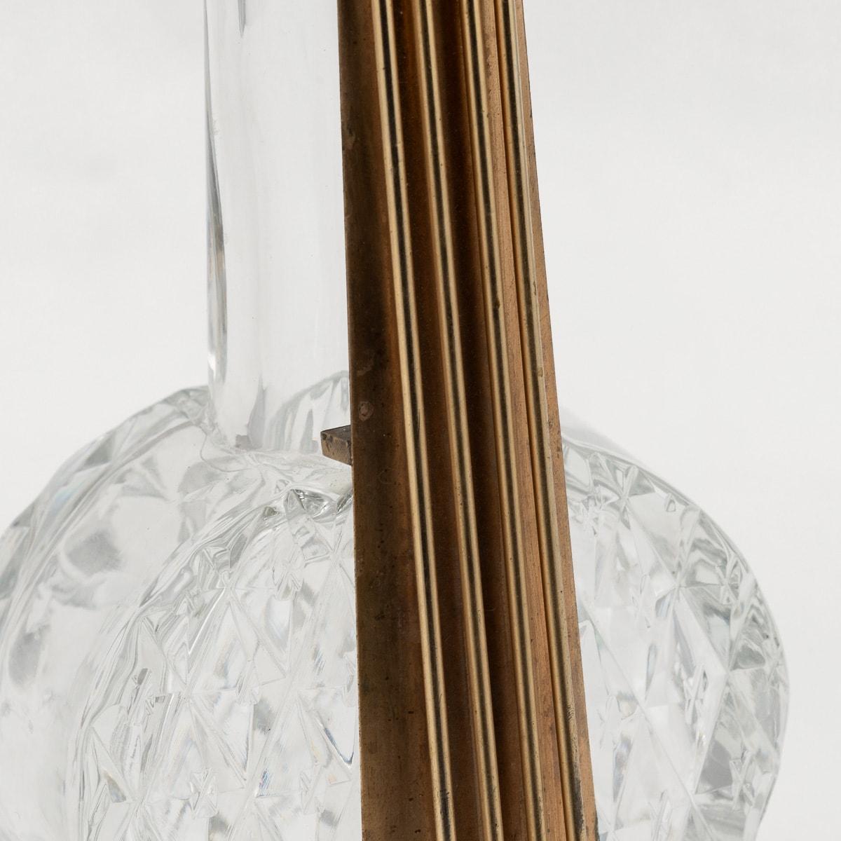 Carafe anglaise du 20e siècle en verre taillé en forme de double Bass en vente 4
