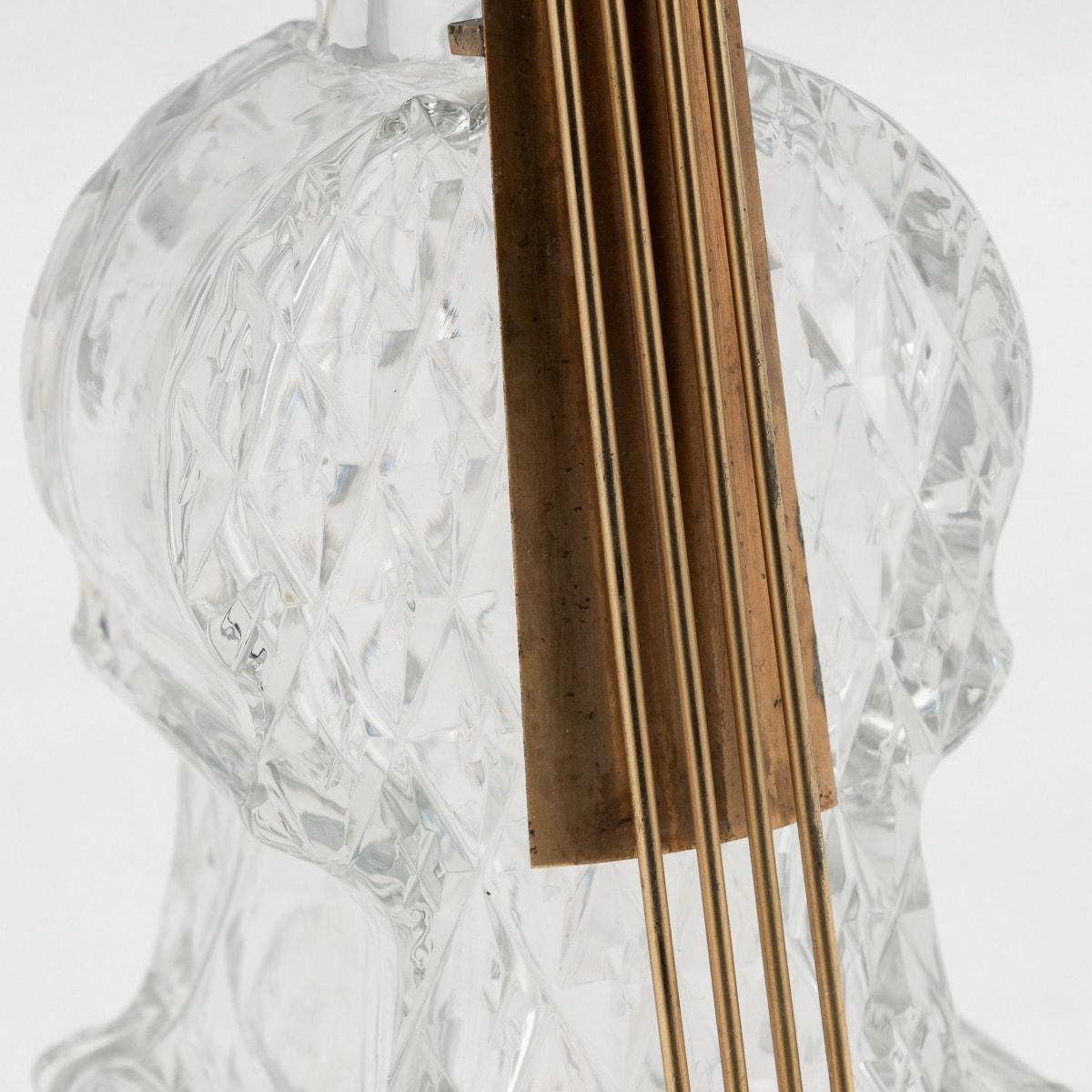 Carafe anglaise du 20e siècle en verre taillé en forme de double Bass en vente 5