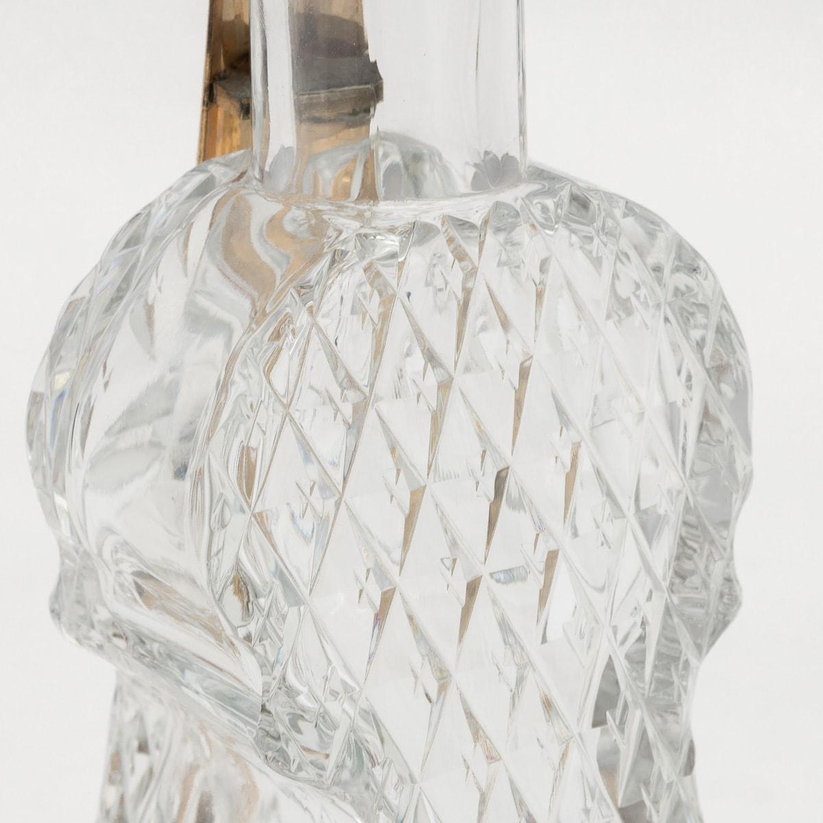 Carafe anglaise du 20e siècle en verre taillé en forme de double Bass en vente 10