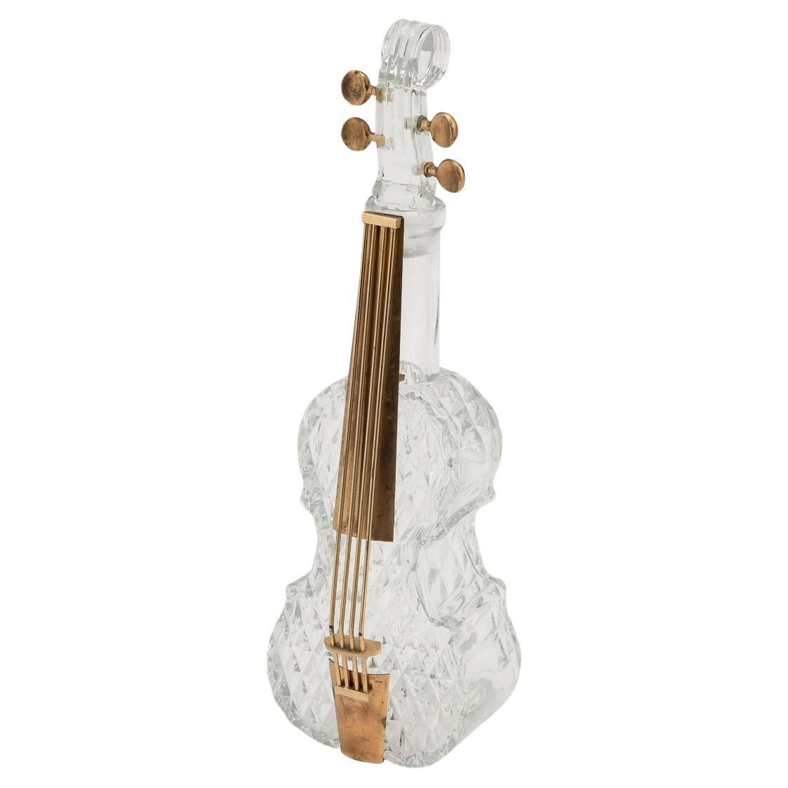 Carafe anglaise du 20e siècle en verre taillé en forme de double Bass
