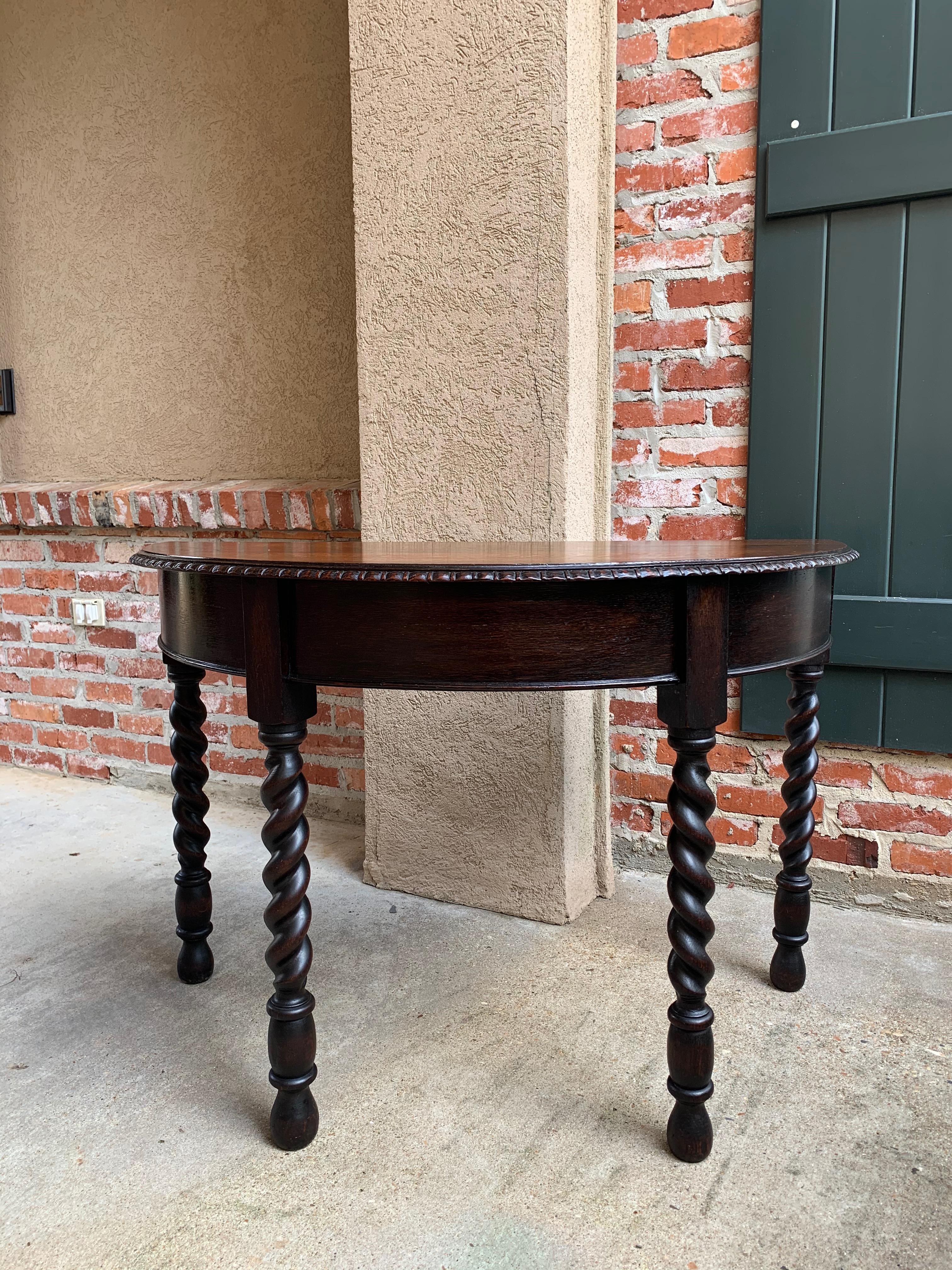 Direct from England, a beautiful (and very unusual) antique English demilune or “half moon” sofa/foyer table!!
~Classic British tiger oak grain on the top, with carved beveled edges~
~Large barley twist turned legs, so elegant and