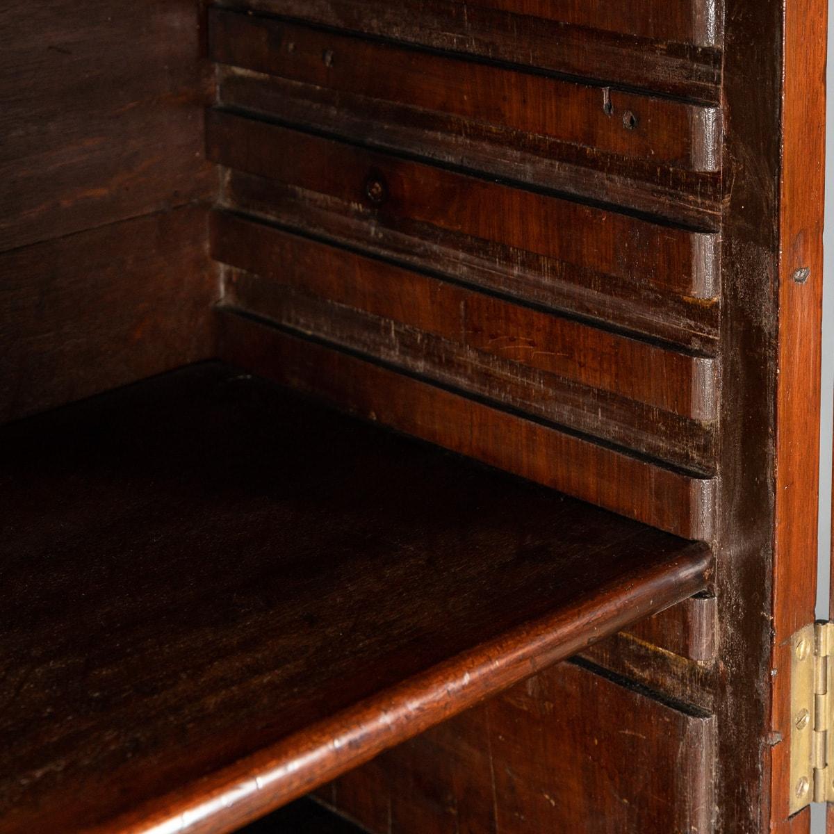 19thC English Walnut Gun Store Advertising Cabinet c.1890 In Good Condition In Royal Tunbridge Wells, Kent