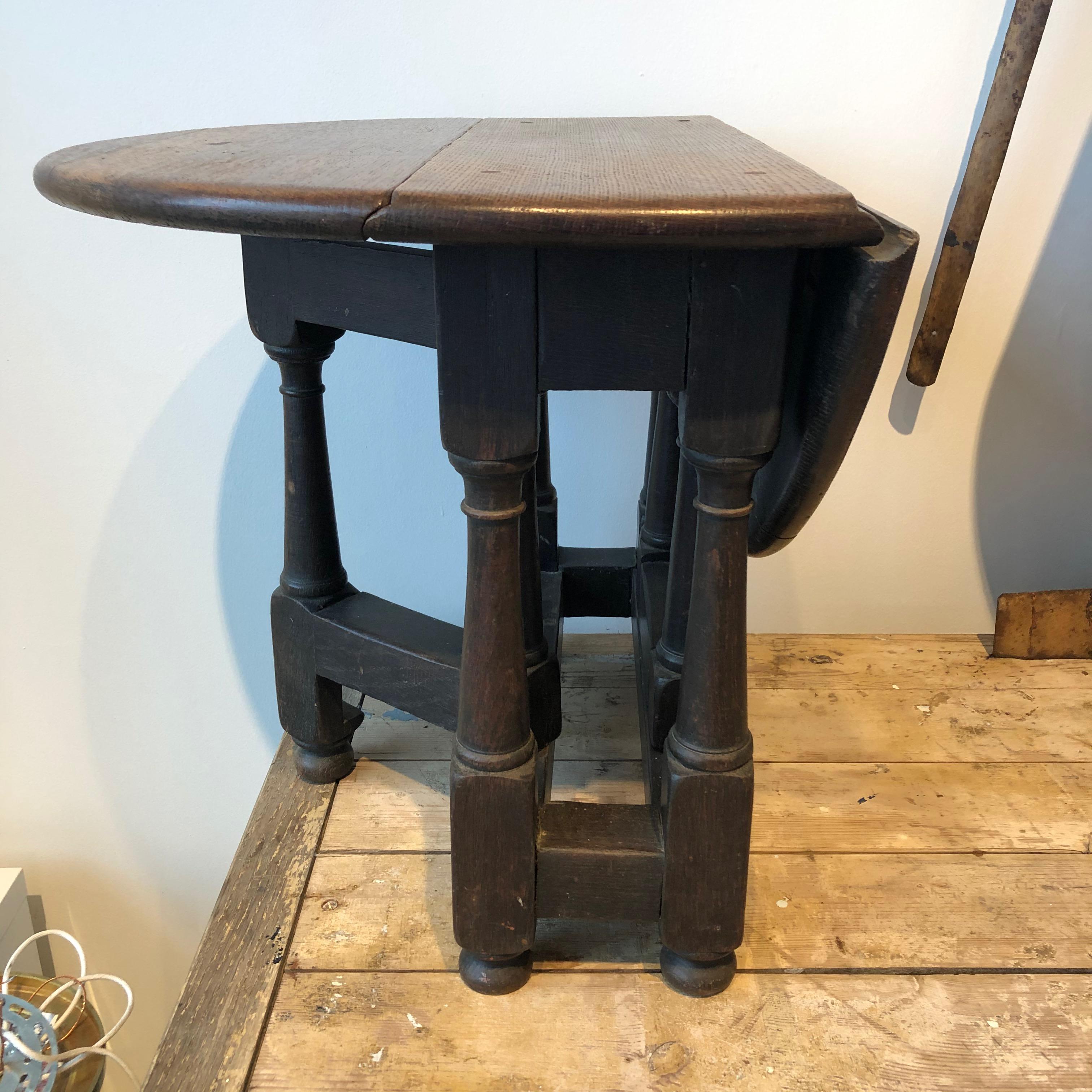20th Century English Oak Small Gate Leg Table For Sale 1