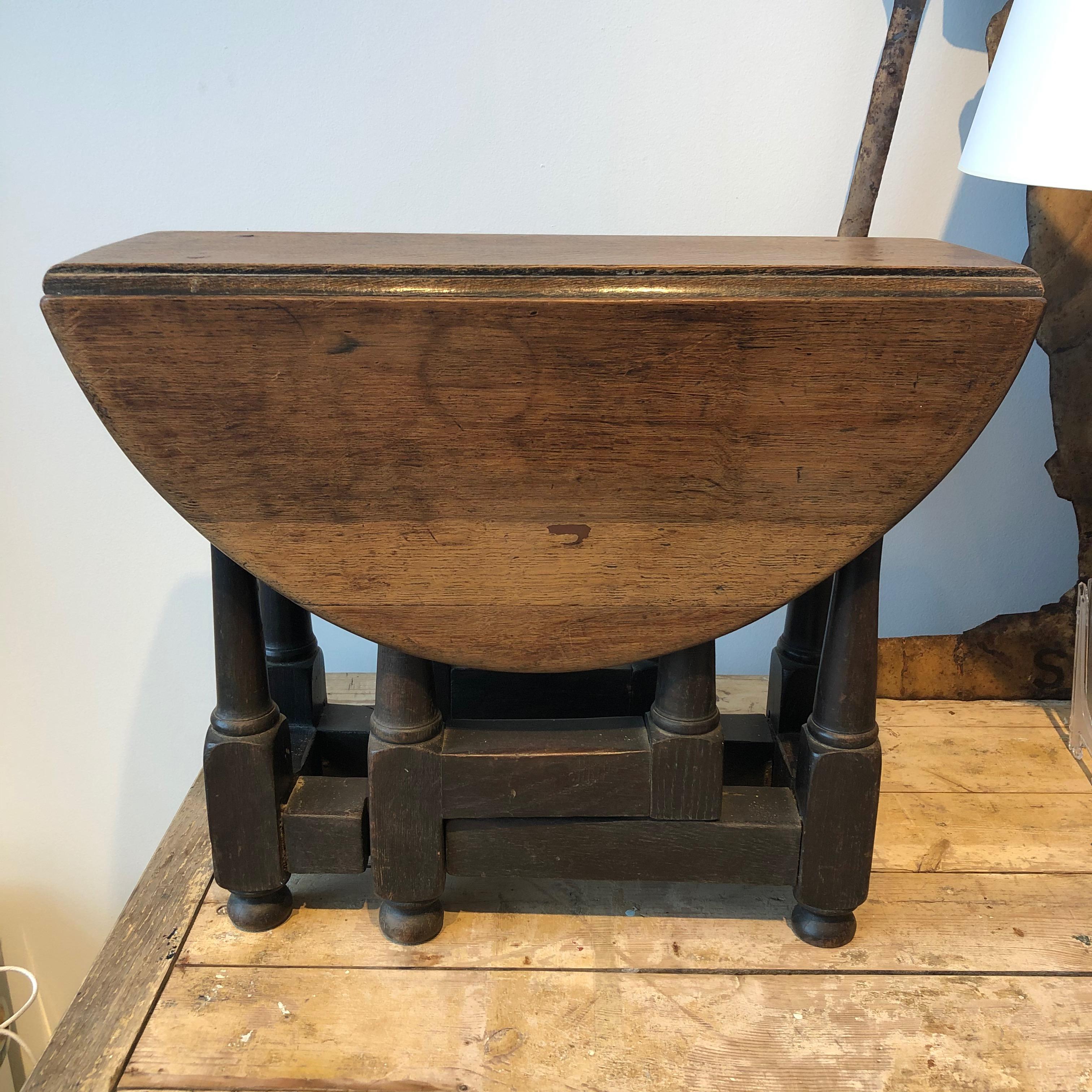 20th Century English Oak Small Gate Leg Table For Sale 3