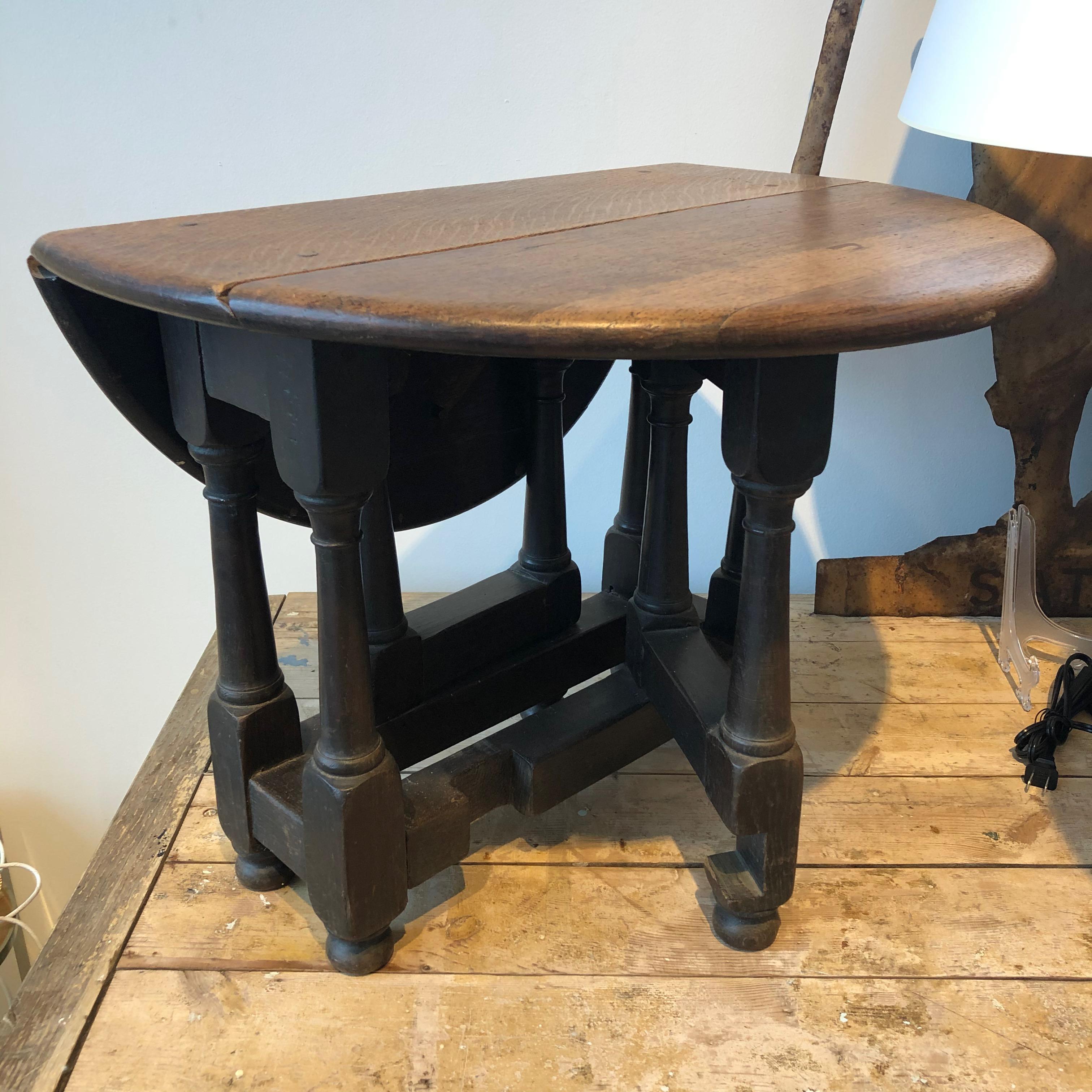 20th Century English Oak Small Gate Leg Table For Sale 4