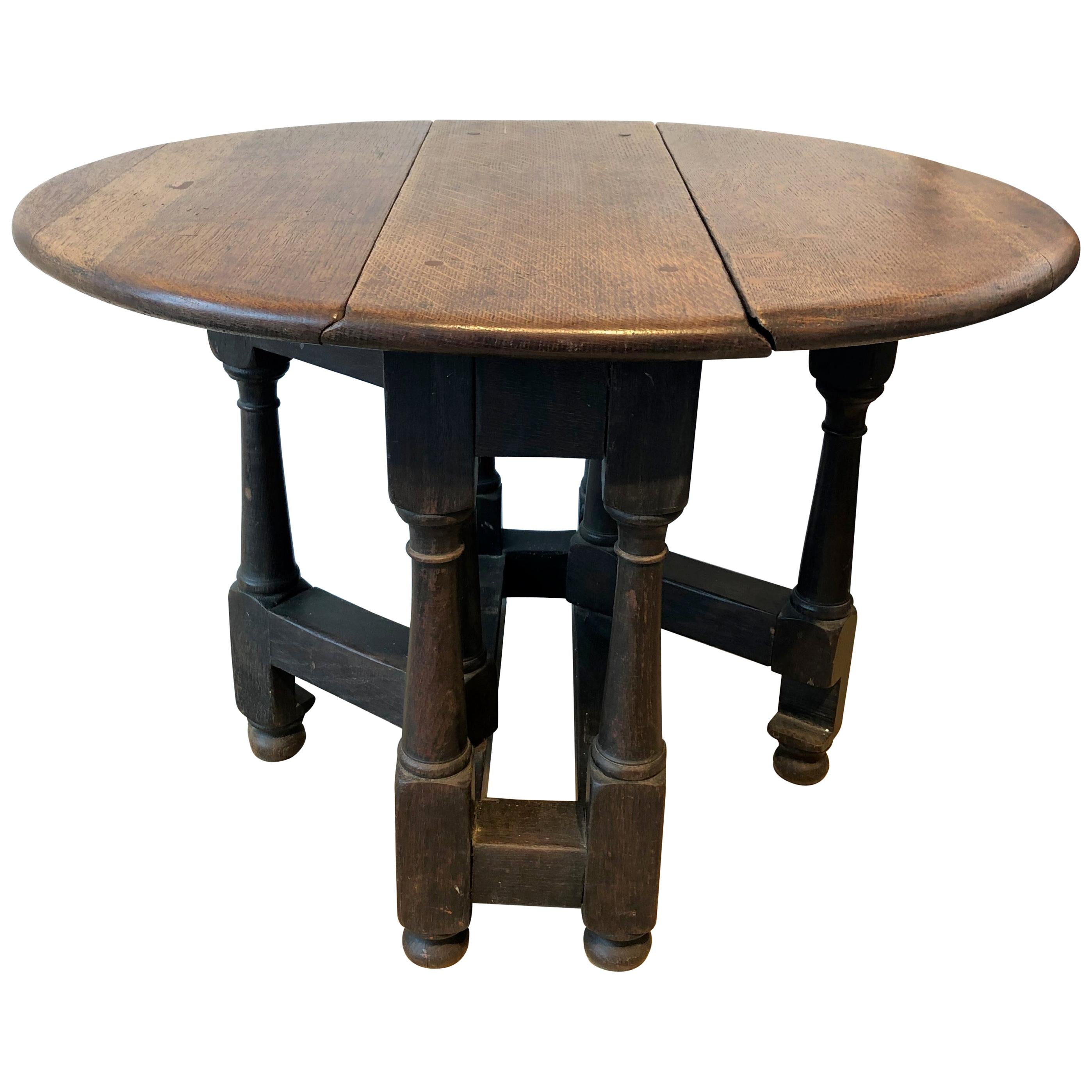20th Century English Oak Small Gate Leg Table For Sale