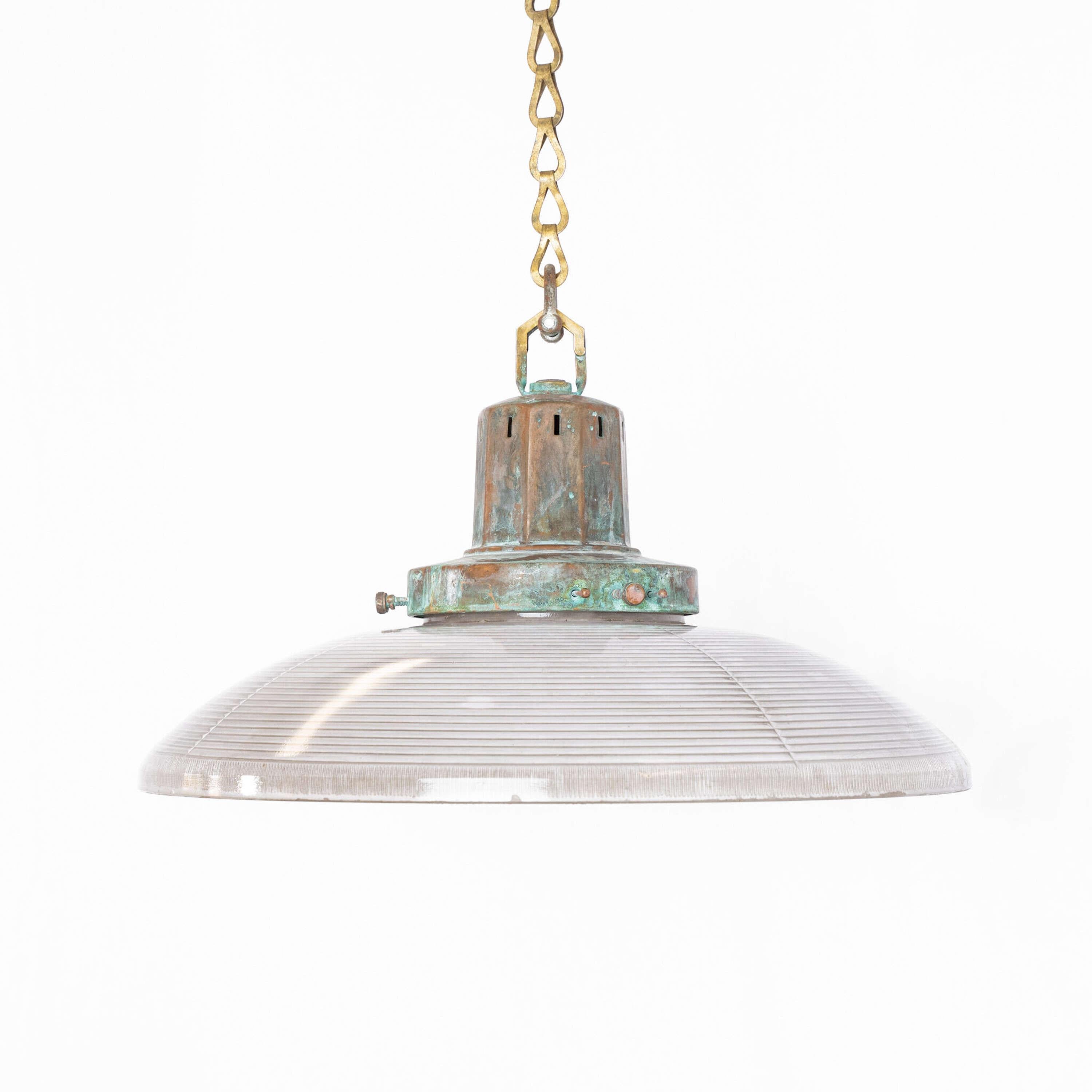 Un grande Holophane Light inglese del XX secolo.
Galleria in rame con verdastro originale.
Inghilterra, circa 1940.

Altezza - 31 cm
Diametro - 40,5 cm
 

Provenienza - W Sitch & co.
Ha sede a Londra, nel quartiere di SOHO,  Est. 1776 -