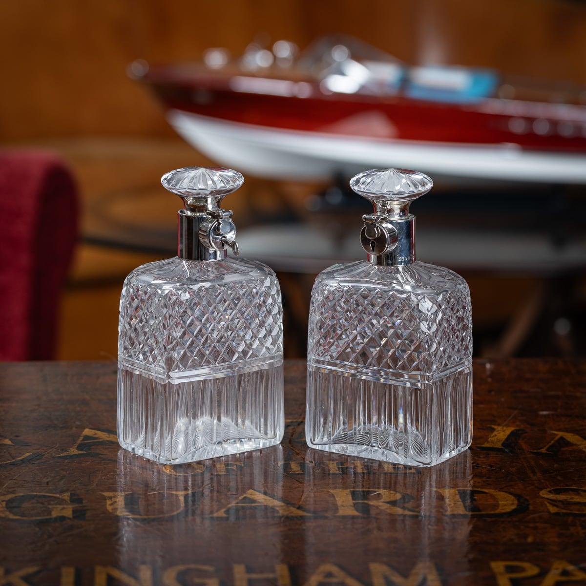 Antike englische Art-Déco-Karaffen des 20. Jahrhunderts mit Verschluss. Besonders groß, mit diagonal geschliffenem und säulenförmigem Glas, das mit einem eleganten fächerförmigen Stopfen versehen ist. Die mit einem stilisierten Silberkragen